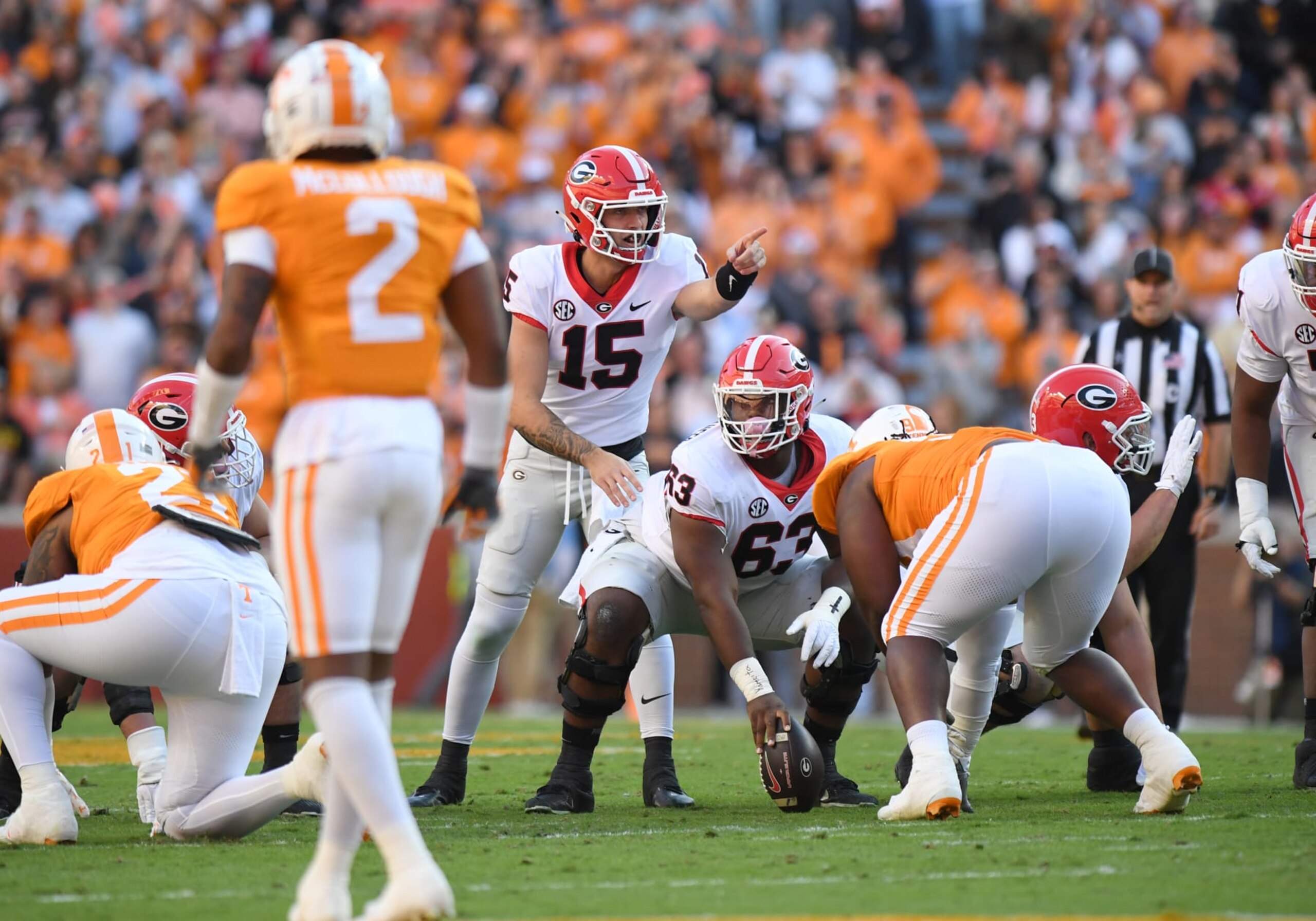KNOXVILLE, TN - NOVEMBER 18: Georgia Bulldogs Quarterback Carson Beck (15) audibles during the college football game between the Georgia Bulldogs and the Tennessee Volunteers on November 18, 2023, at Neyland Stadium in Knoxville, TN. (Photo by Jeffrey Vest/Icon Sportswire via Getty Images)