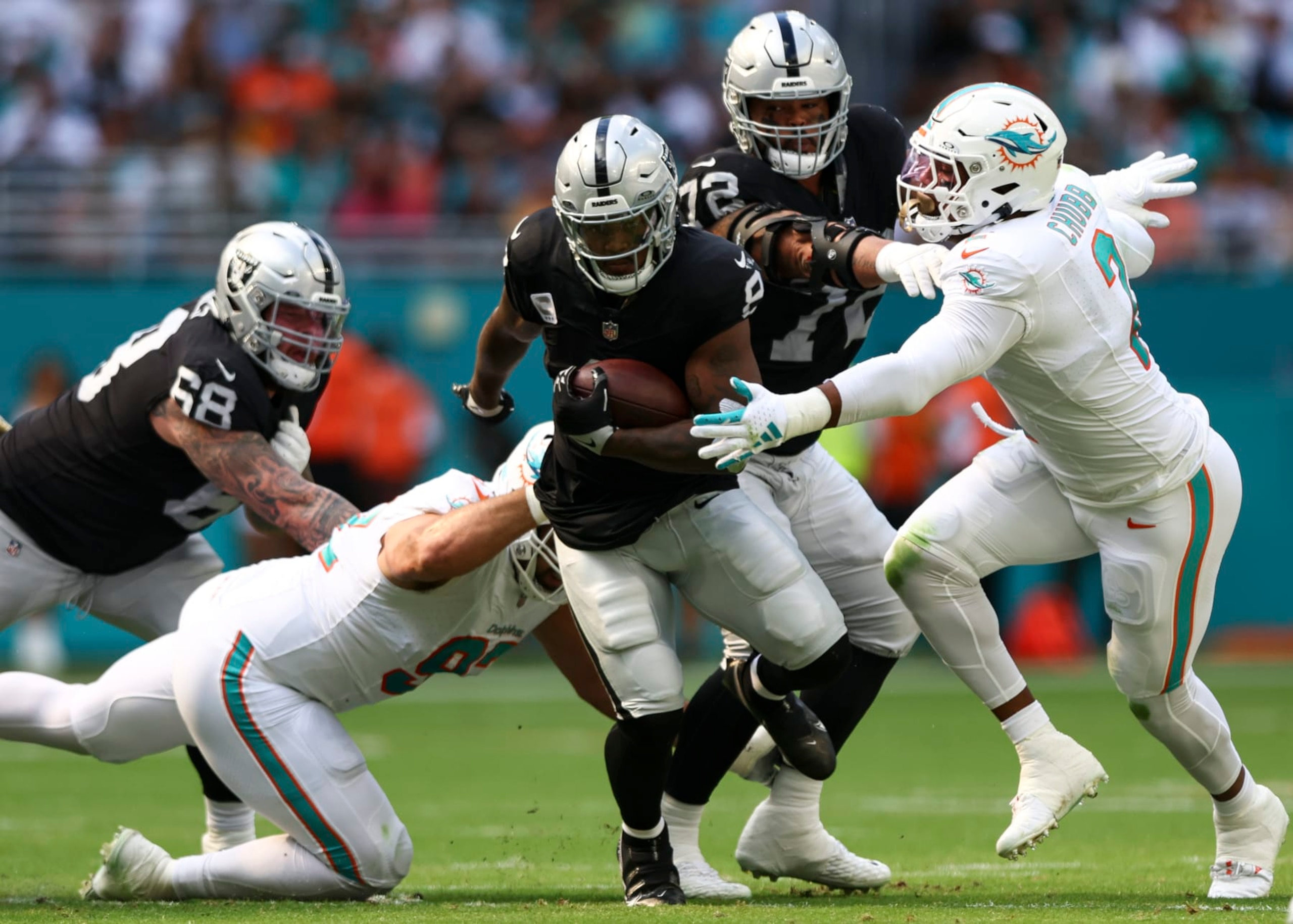 Raiders RB run against the Miami Dolphins in Week 11