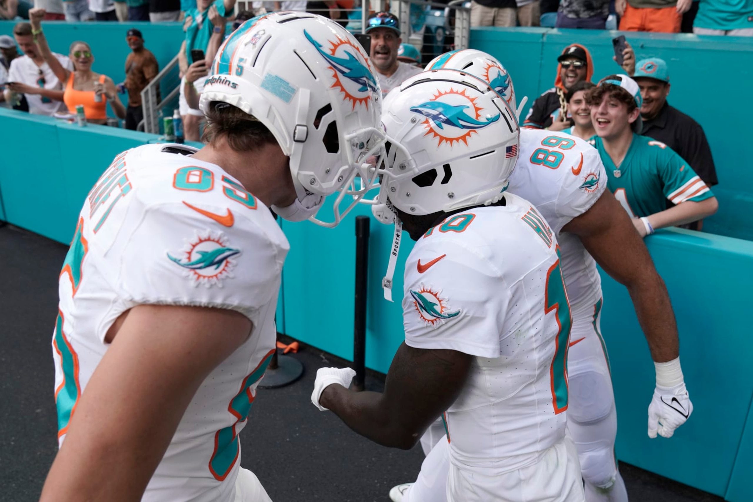 MIAMI GARDENS, FLORIDA - NOVEMBER 19: Tyreek Hill #10 of the Miami Dolphins celebrates after a touchdown with teammates in the game against the Las Vegas Raiders during the first quarter at Hard Rock Stadium on November 19, 2023 in Miami Gardens, Florida. (Photo by Bryan Cereijo/Getty Images) MIAMI GARDENS, FLORIDA - NOVEMBER 19: Tyreek Hill #10 of the Miami Dolphins celebrates after a touchdown with teammates in the game against the Las Vegas Raiders during the first quarter at Hard Rock Stadium on November 19, 2023 in Miami Gardens, Florida. (Photo by Bryan Cereijo/Getty Images)