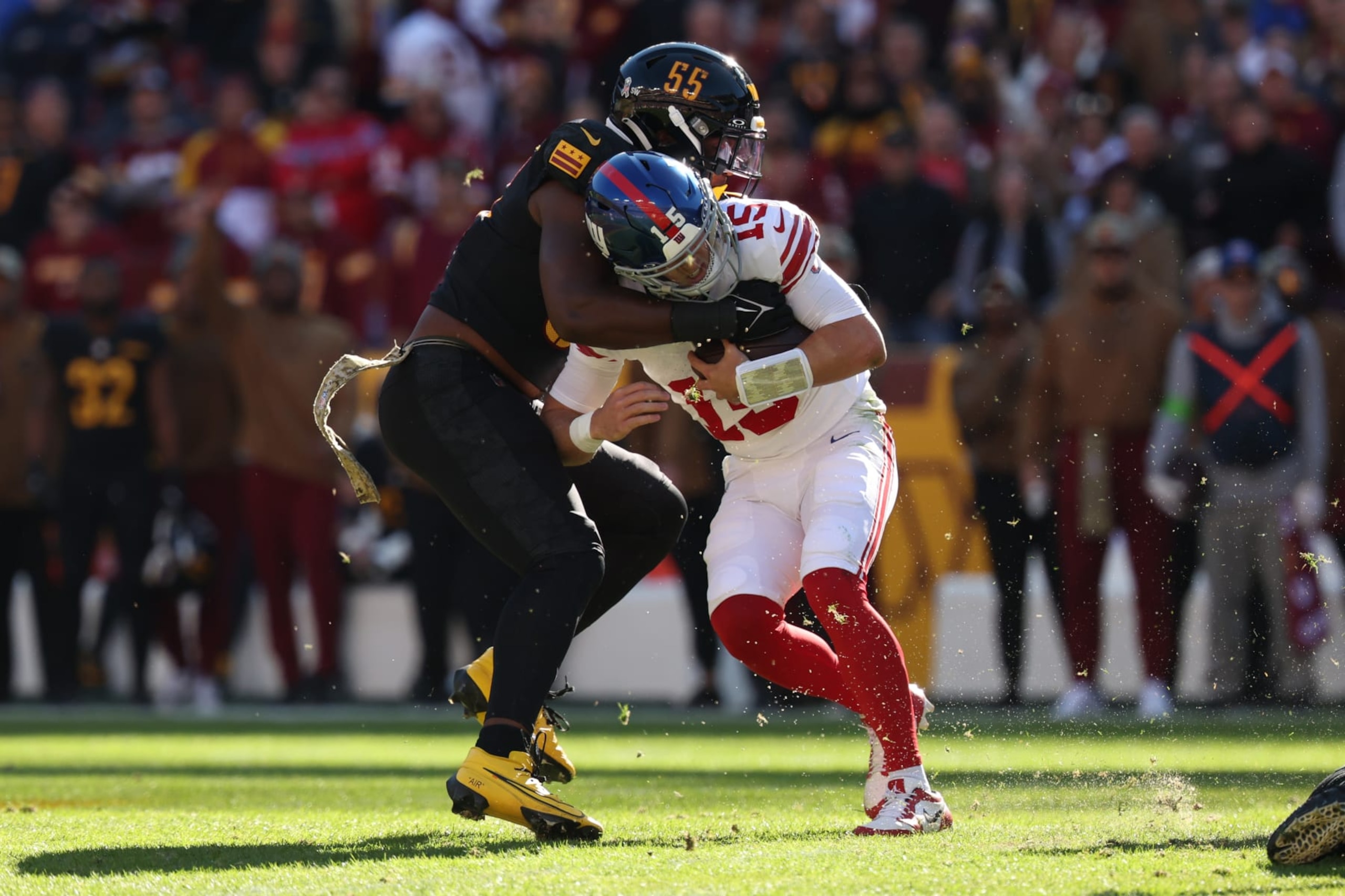 Commanders DE KJ Henry sacks Giants QB Tommy DeVito