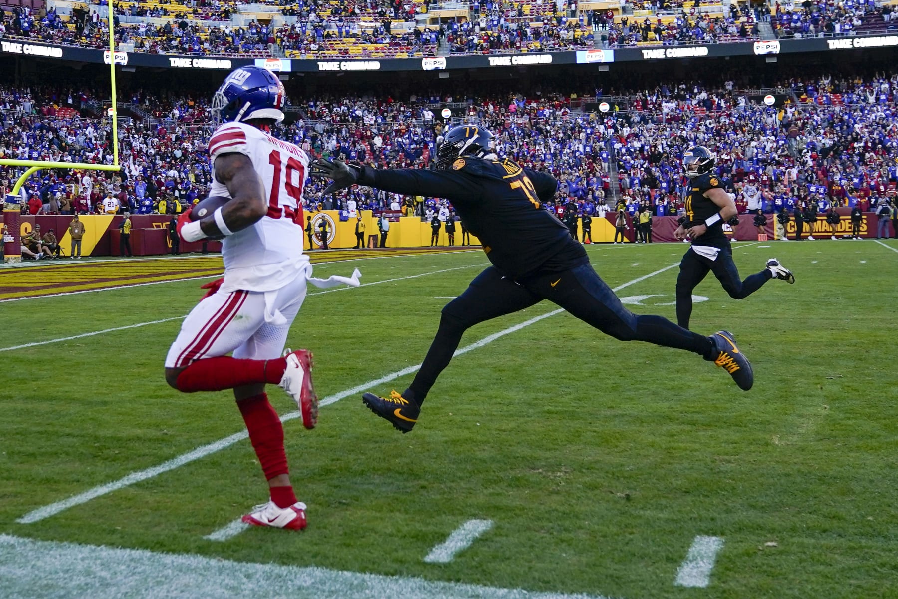 Giants S Isaiah Simmons returns an interception for a touchdown against Washington