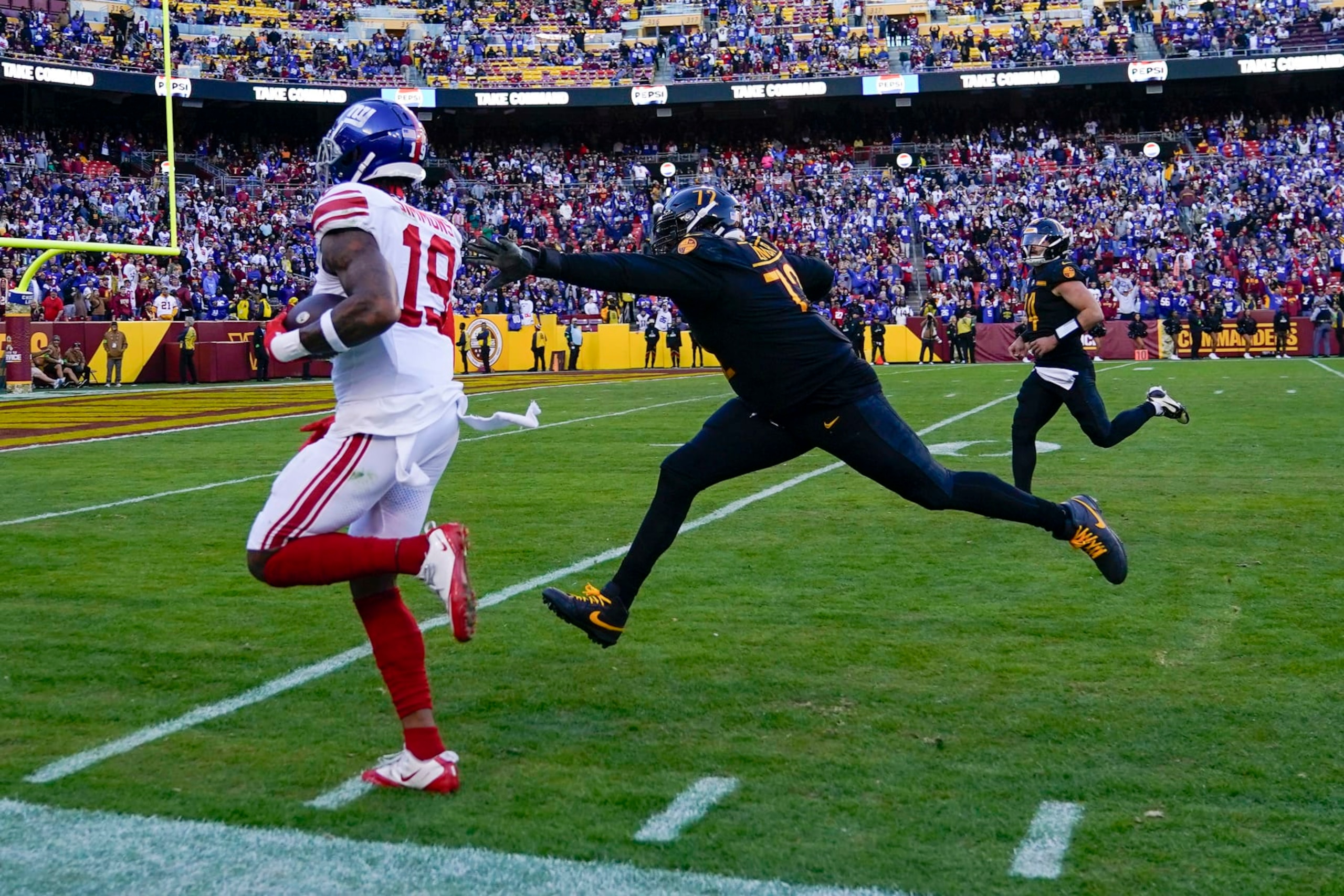 Giants S Isaiah Simmons returns an interception for a touchdown against Washington