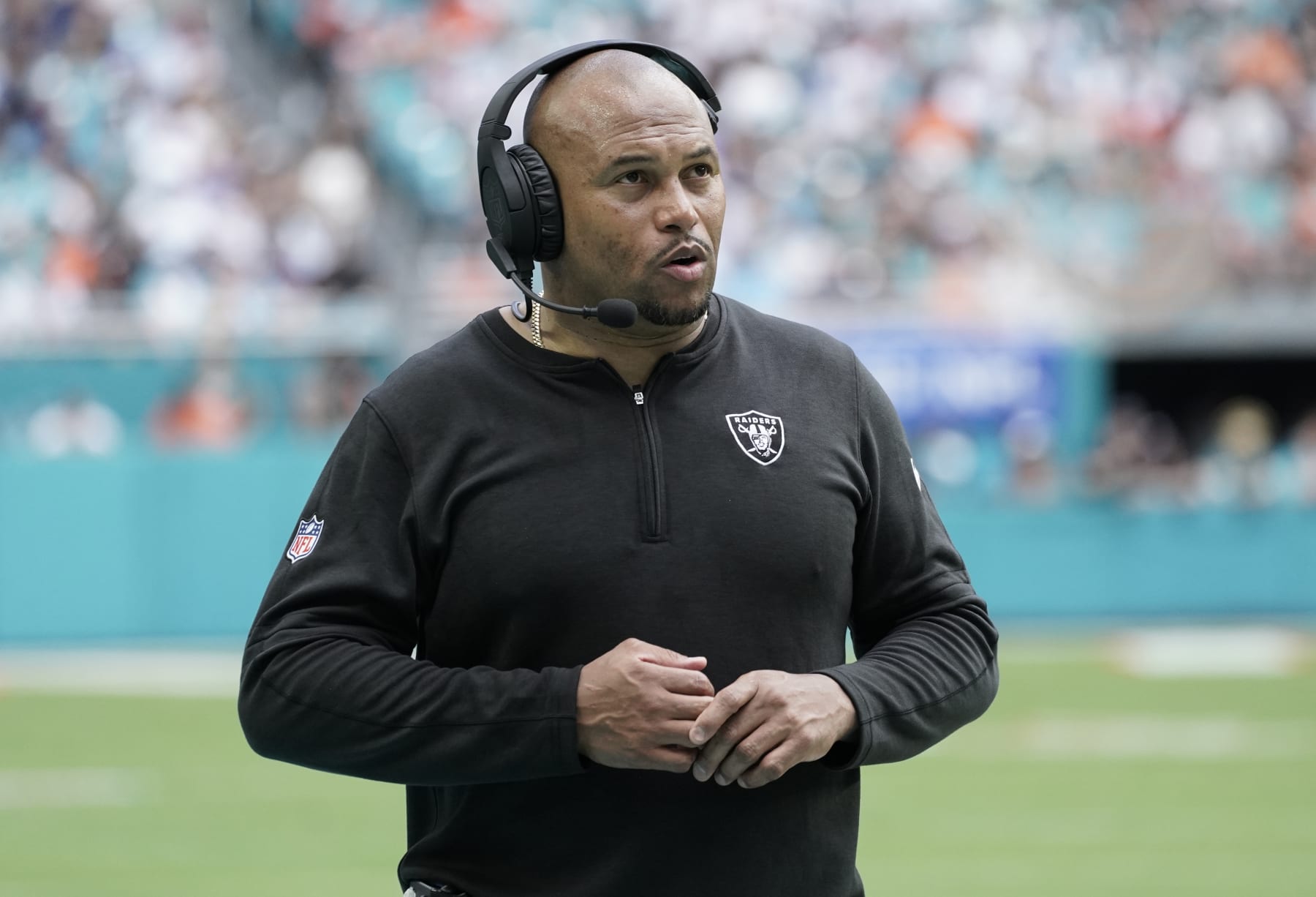Raiders head coach Antonio Pierce