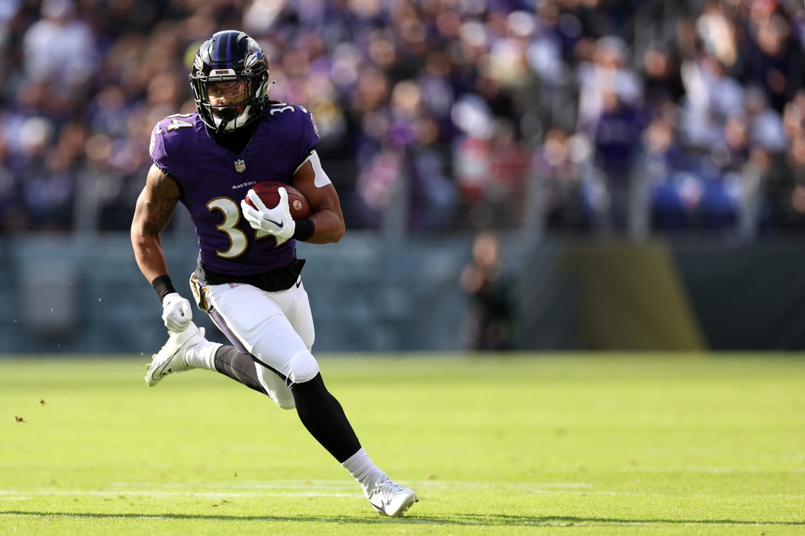 BALTIMORE, MARYLAND - NOVEMBER 12: Keaton Mitchell #34 of the Baltimore Ravens runs the ball against the Cleveland Browns during the first quarter at M&T Bank Stadium on November 12, 2023 in Baltimore, Maryland. (Photo by Scott Taetsch/Getty Images)