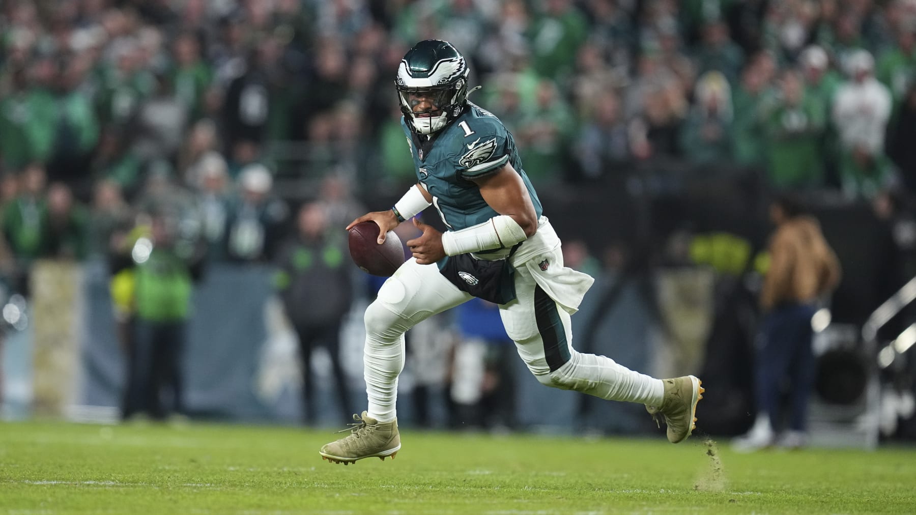 PHILADELPHIA, PENNSYLVANIA - NOVEMBER 5: Jalen Hurts #1 of the Philadelphia Eagles runs the ball against the Dallas Cowboys at Lincoln Financial Field on November 5, 2023 in Philadelphia, Pennsylvania. (Photo by Mitchell Leff/Getty Images)