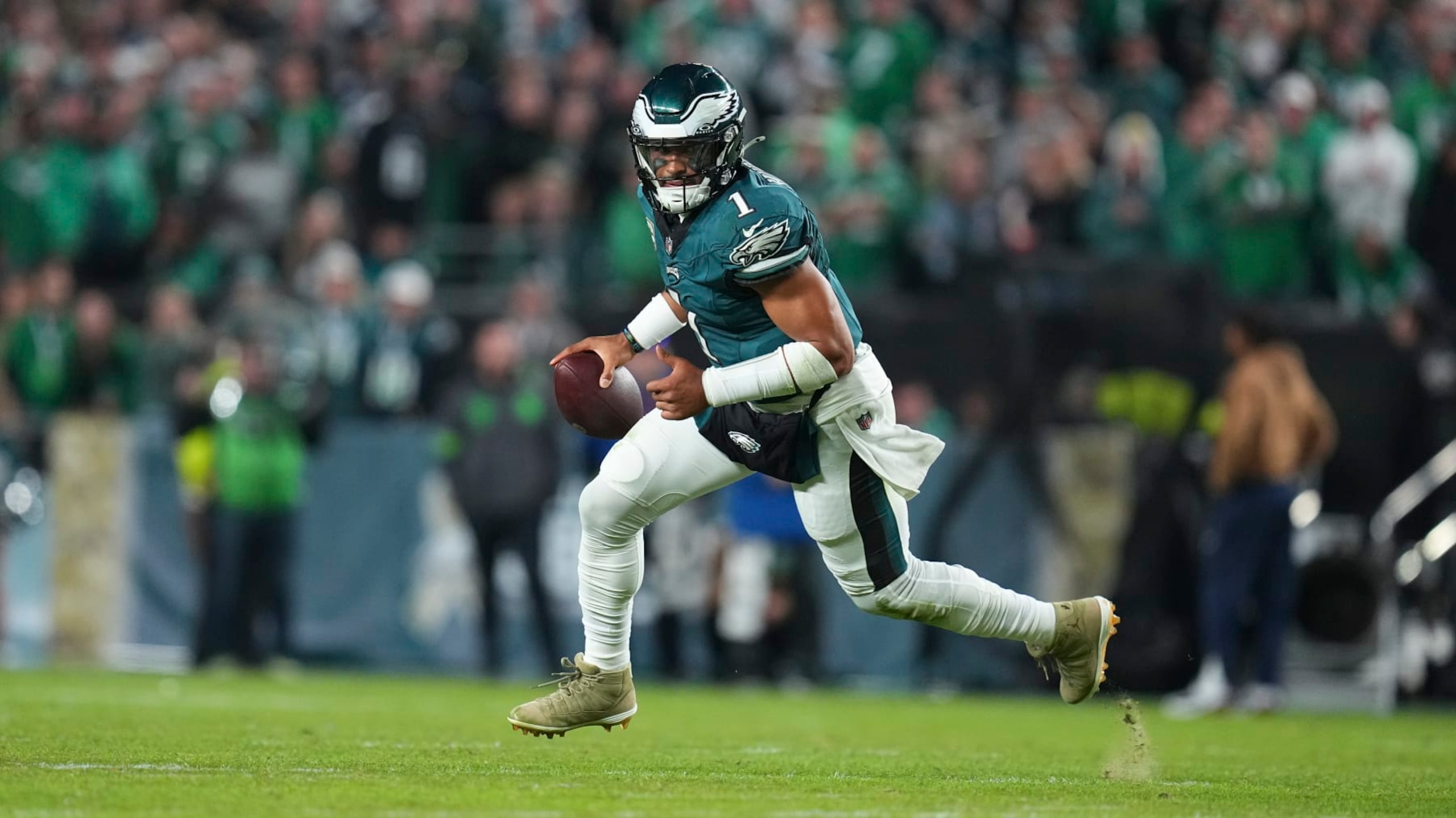 PHILADELPHIA, PENNSYLVANIA - NOVEMBER 5: Jalen Hurts #1 of the Philadelphia Eagles runs the ball against the Dallas Cowboys at Lincoln Financial Field on November 5, 2023 in Philadelphia, Pennsylvania. (Photo by Mitchell Leff/Getty Images)