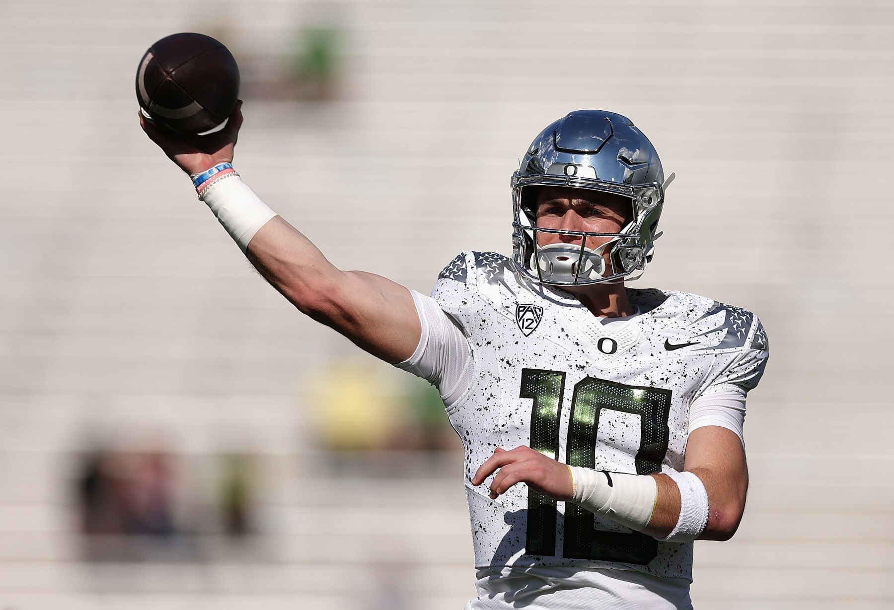 TEMPE, ARIZONA - NOVEMBER 18: Quarterback Bo Nix #10 of the Oregon Ducks warms up before the NCAAF game against the Arizona State Sun Devils at Mountain America Stadium on November 18, 2023 in Tempe, Arizona. (Photo by Christian Petersen/Getty Images)