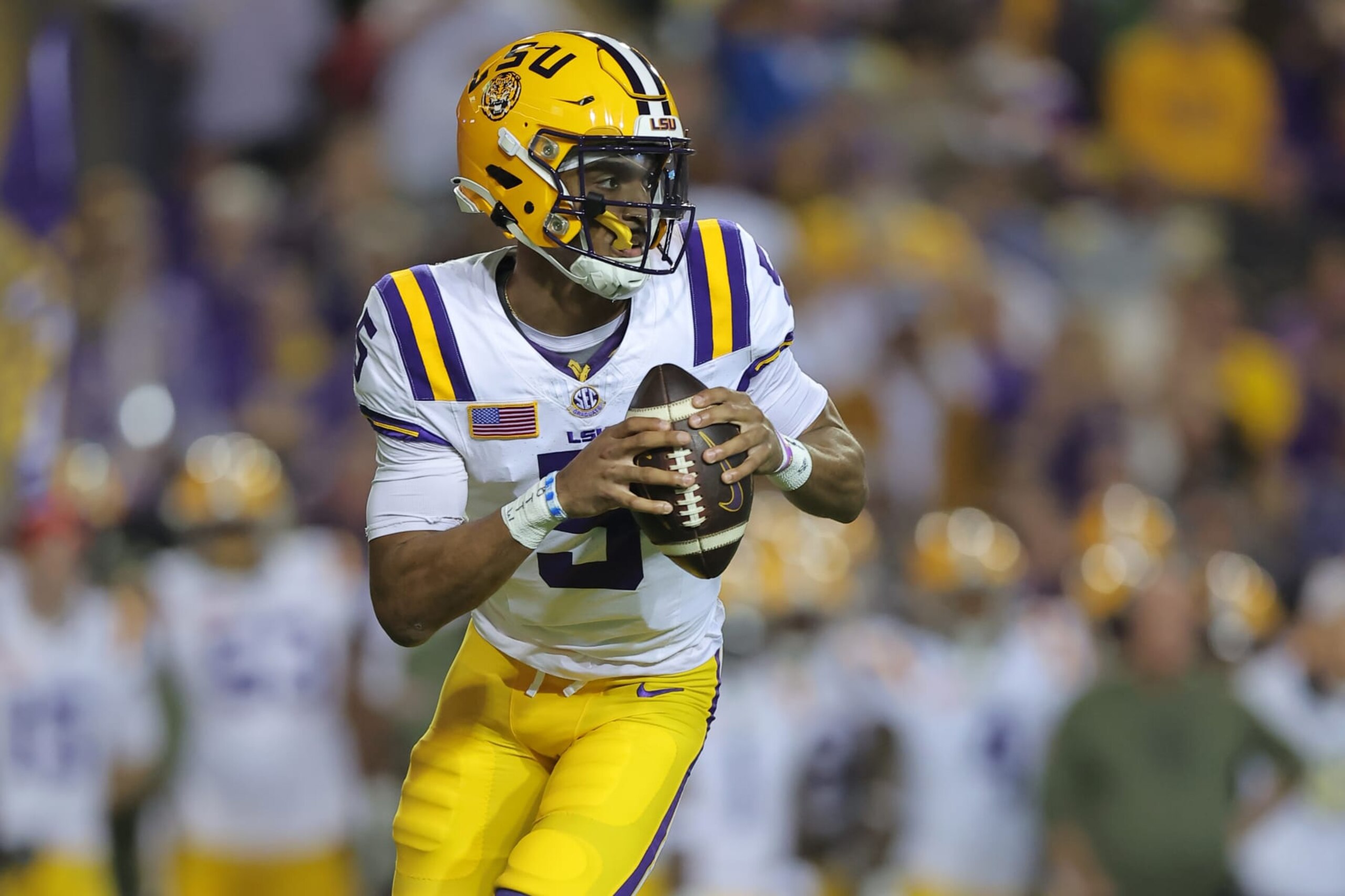 BATON ROUGE, LOUISIANA - NOVEMBER 11: Jayden Daniels #5 of the LSU Tigers throws the ball against the Florida Gators during a game at Tiger Stadium on November 11, 2023 in Baton Rouge, Louisiana. (Photo by Jonathan Bachman/Getty Images) BATON ROUGE, LOUISIANA - NOVEMBER 11: Jayden Daniels #5 of the LSU Tigers throws the ball against the Florida Gators during a game at Tiger Stadium on November 11, 2023 in Baton Rouge, Louisiana. (Photo by Jonathan Bachman/Getty Images)