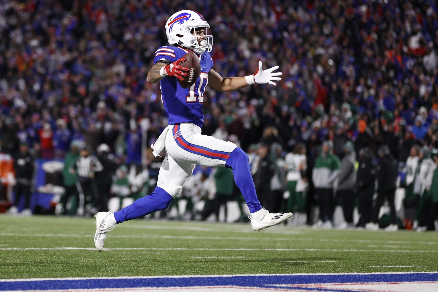 ORCHARD PARK, NEW YORK - NOVEMBER 19: Khalil Shakir #10 of the Buffalo Bills scores a touchdown in the third quarter against the New York Jets at Highmark Stadium on November 19, 2023 in Orchard Park, New York. (Photo by Sarah Stier/Getty Images)