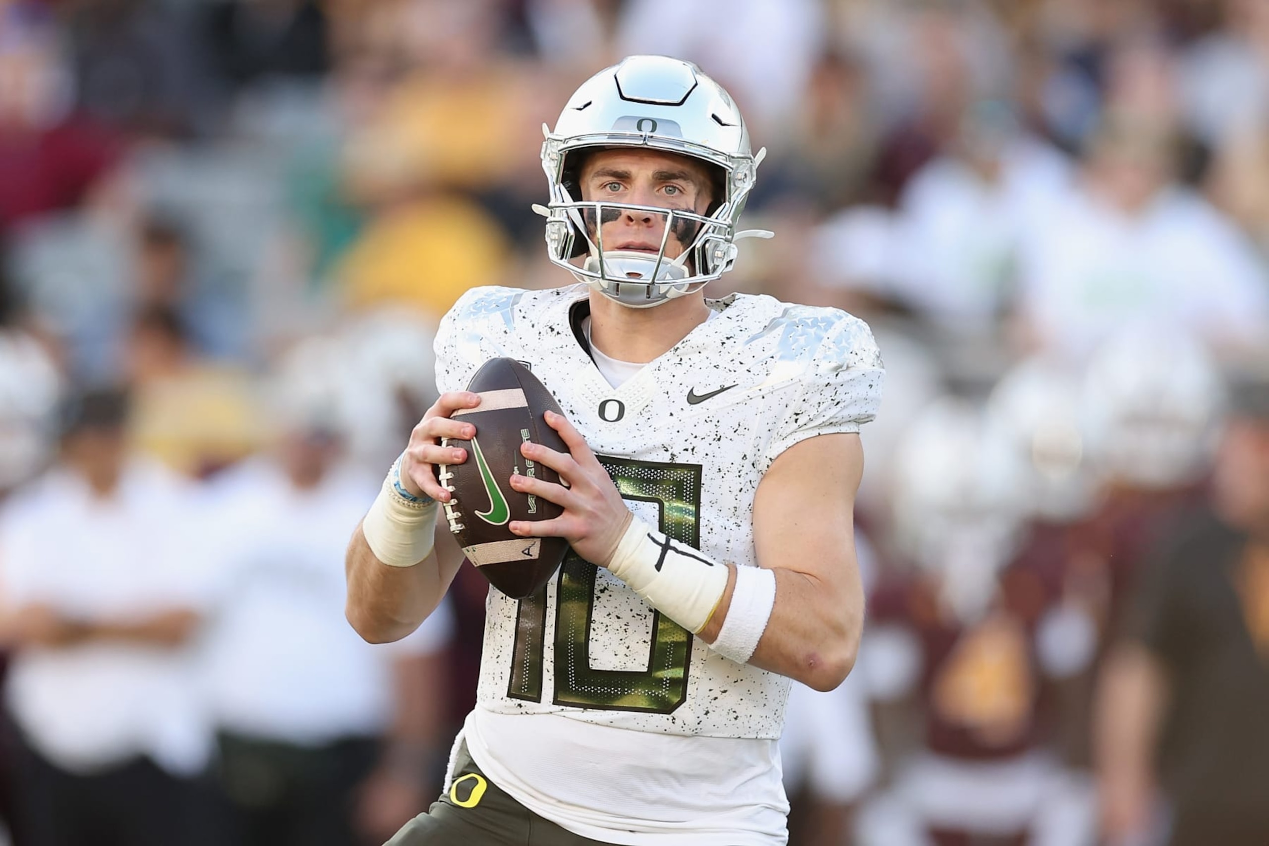 TEMPE, ARIZONA - NOVEMBER 18: Quarterback Bo Nix #10 of the Oregon Ducks drops back to pass during the second half of the NCAAF game against the Arizona State Sun Devils at Mountain America Stadium on November 18, 2023 in Tempe, Arizona. The Ducks defeated the Sun Devils 49-13.  (Photo by Christian Petersen/Getty Images)