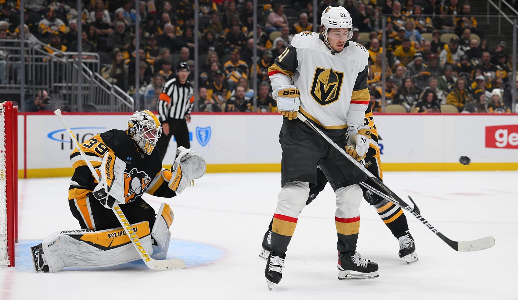PITTSBURGH, PENNSYLVANIA - NOVEMBER 19: Brett Howden #21 of the Vegas Golden Knights tries to screen goaltender Alex Nedeljkovic #39 of the Pittsburgh Penguins in the second period during the game at PPG PAINTS Arena on November 19, 2023 in Pittsburgh, Pennsylvania. (Photo by Justin Berl/Getty Images) PITTSBURGH, PENNSYLVANIA - NOVEMBER 19: Brett Howden #21 of the Vegas Golden Knights tries to screen goaltender Alex Nedeljkovic #39 of the Pittsburgh Penguins in the second period during the game at PPG PAINTS Arena on November 19, 2023 in Pittsburgh, Pennsylvania. (Photo by Justin Berl/Getty Images)