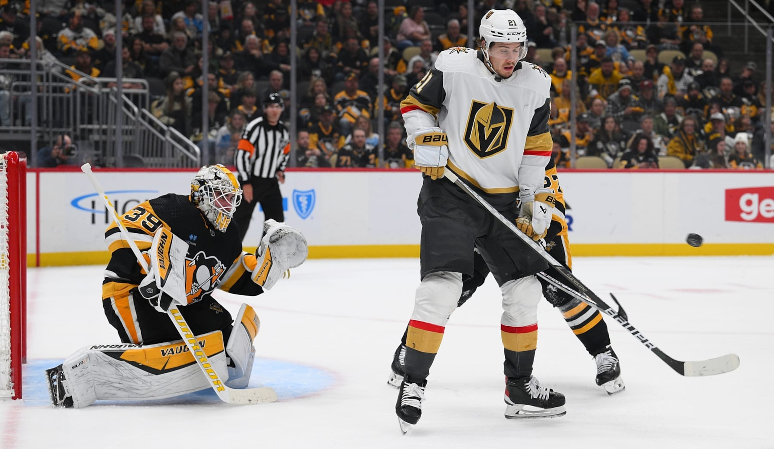 PITTSBURGH, PENNSYLVANIA - NOVEMBER 19: Brett Howden #21 of the Vegas Golden Knights tries to screen goaltender Alex Nedeljkovic #39 of the Pittsburgh Penguins in the second period during the game at PPG PAINTS Arena on November 19, 2023 in Pittsburgh, Pennsylvania. (Photo by Justin Berl/Getty Images)