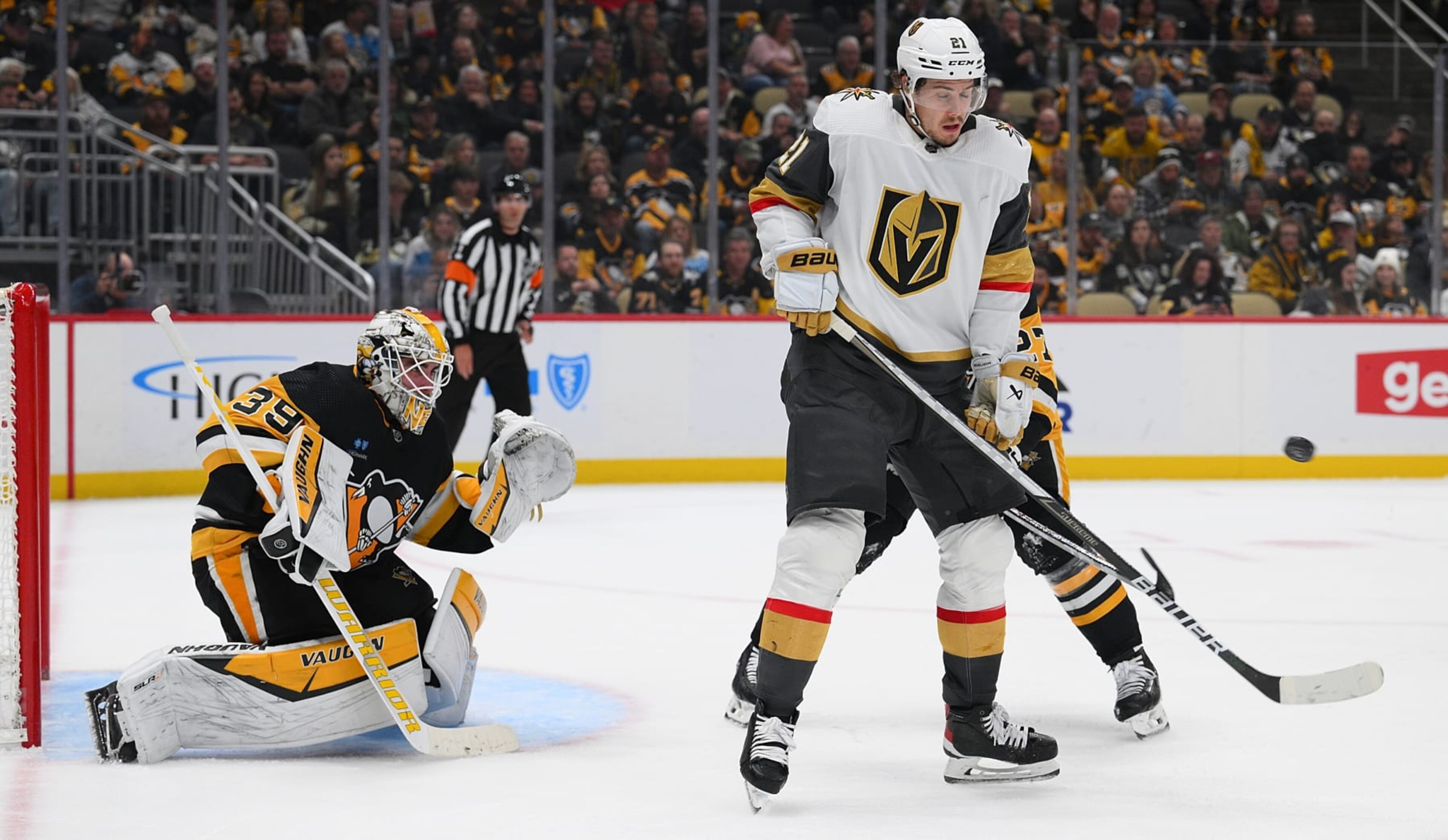 PITTSBURGH, PENNSYLVANIA - NOVEMBER 19: Brett Howden #21 of the Vegas Golden Knights tries to screen goaltender Alex Nedeljkovic #39 of the Pittsburgh Penguins in the second period during the game at PPG PAINTS Arena on November 19, 2023 in Pittsburgh, Pennsylvania. (Photo by Justin Berl/Getty Images)