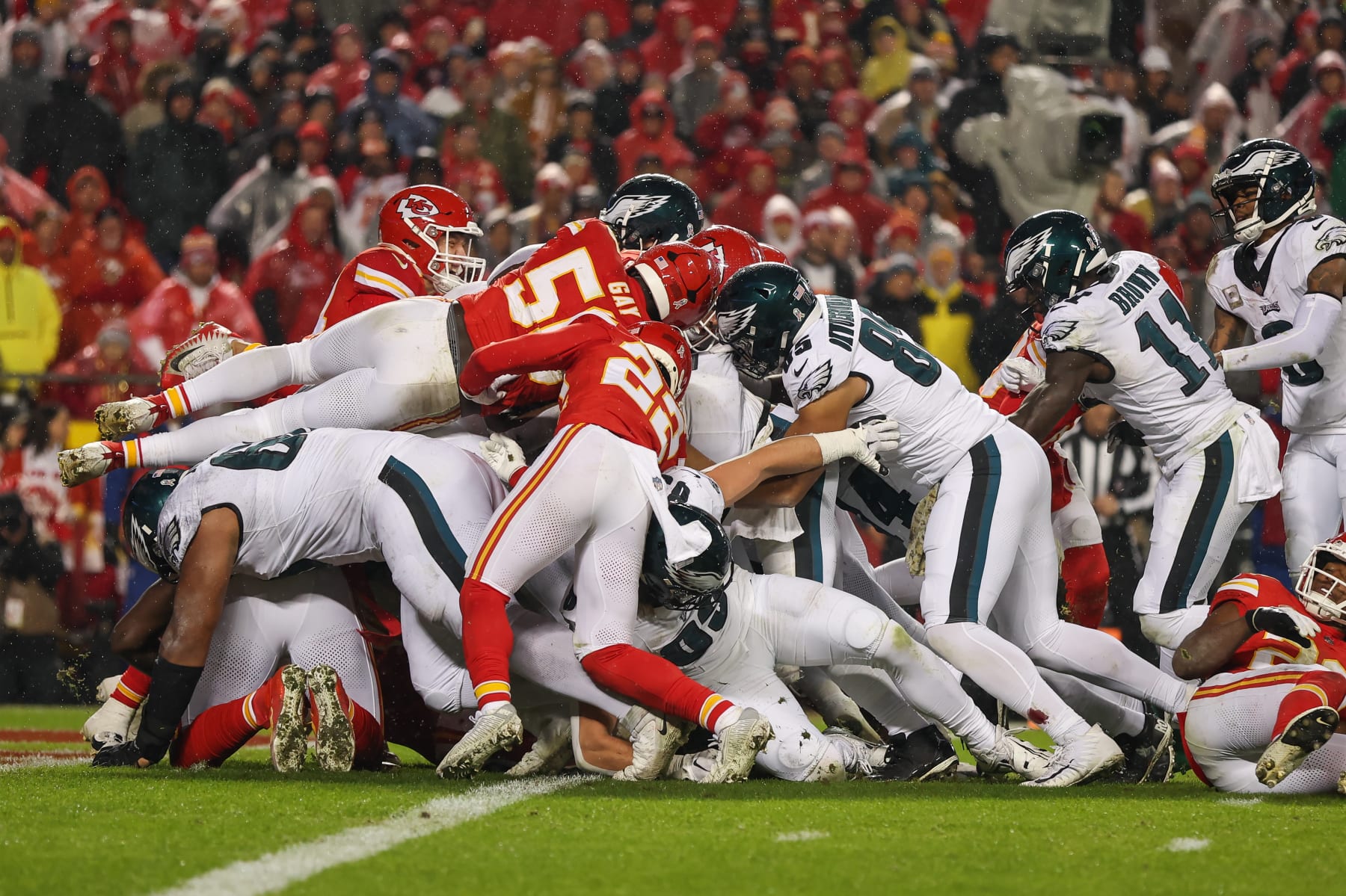 KANSAS CITY, MO - NOVEMBER 20: The Philadelphia Eagles offense does the Tush Push for a go ahead touchdown in the fourth quarter of an NFL football game between the Philadelphia Eagles and Kansas City Chiefs on Nov 20, 2023 at GEHA Field at Arrowhead Stadium in Kansas City, MO. (Photo by Scott Winters/Icon Sportswire via Getty Images)
