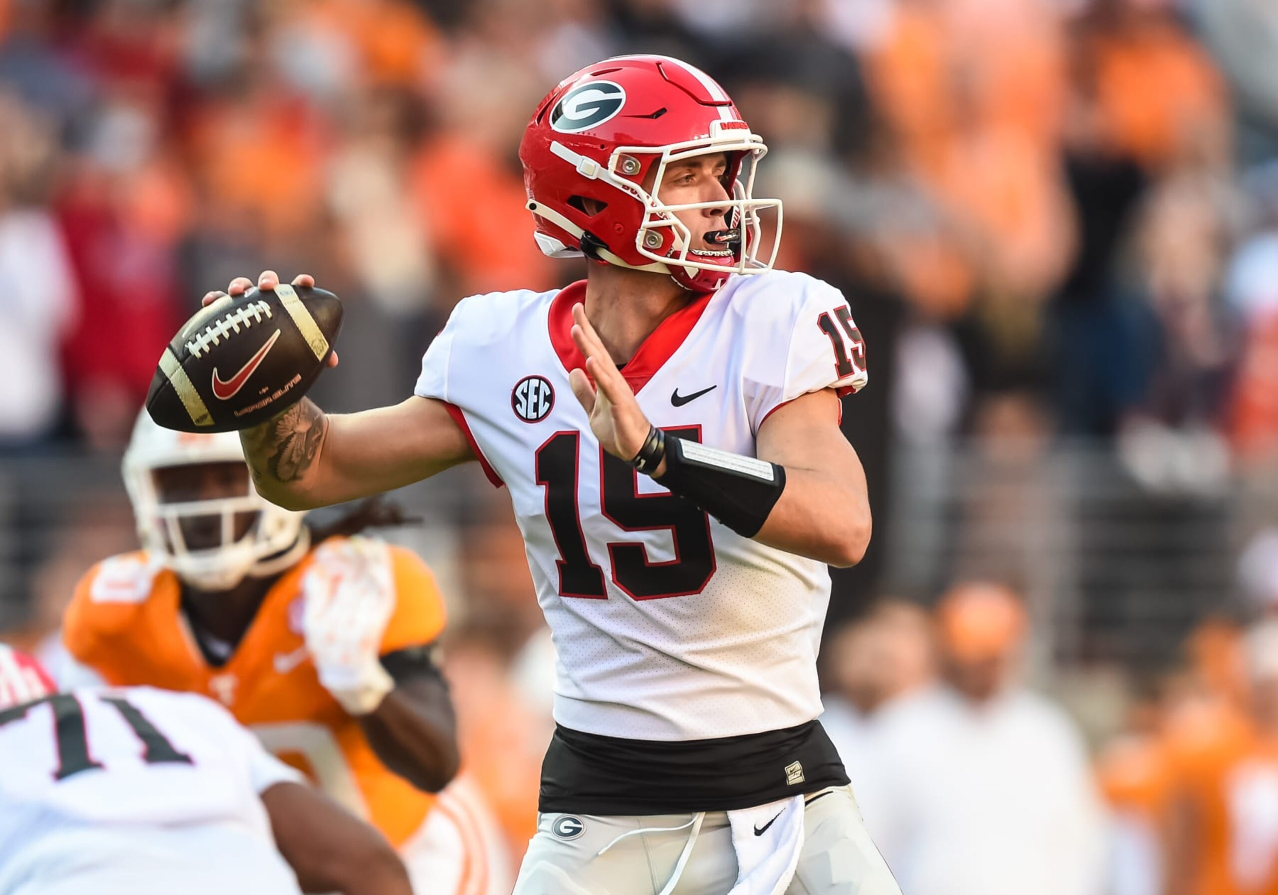 KNOXVILLE, TN - NOVEMBER 18: Georgia Bulldogs quarterback Carson Beck (15) throws a pass during a college football game between the Tennessee Volunteers and the Georgia Bulldogs on November 18, 2023, at Neyland Stadium, in Knoxville, TN. (Photo by Bryan Lynn/Icon Sportswire via Getty Images)