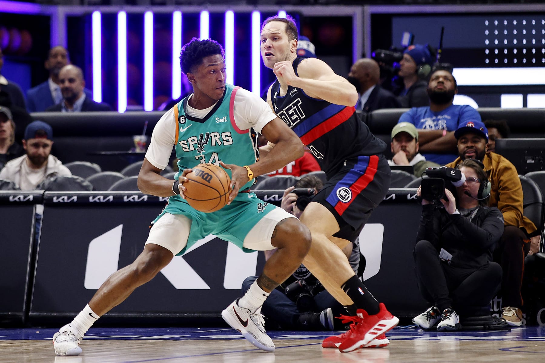 DETROIT, MICHIGAN - FEBRUARY 10: Stanley Johnson #34 of the San Antonio Spurs works to the basket against Bojan Bogdanovic #44 of the Detroit Pistons during overtime of a game at Little Caesars Arena on February 10, 2023 in Detroit, Michigan. NOTE TO USER: User expressly acknowledges and agrees that, by downloading and or using this photograph, User is consenting to the terms and conditions of the Getty Images License Agreement. (Photo by Mike Mulholland/Getty Images)