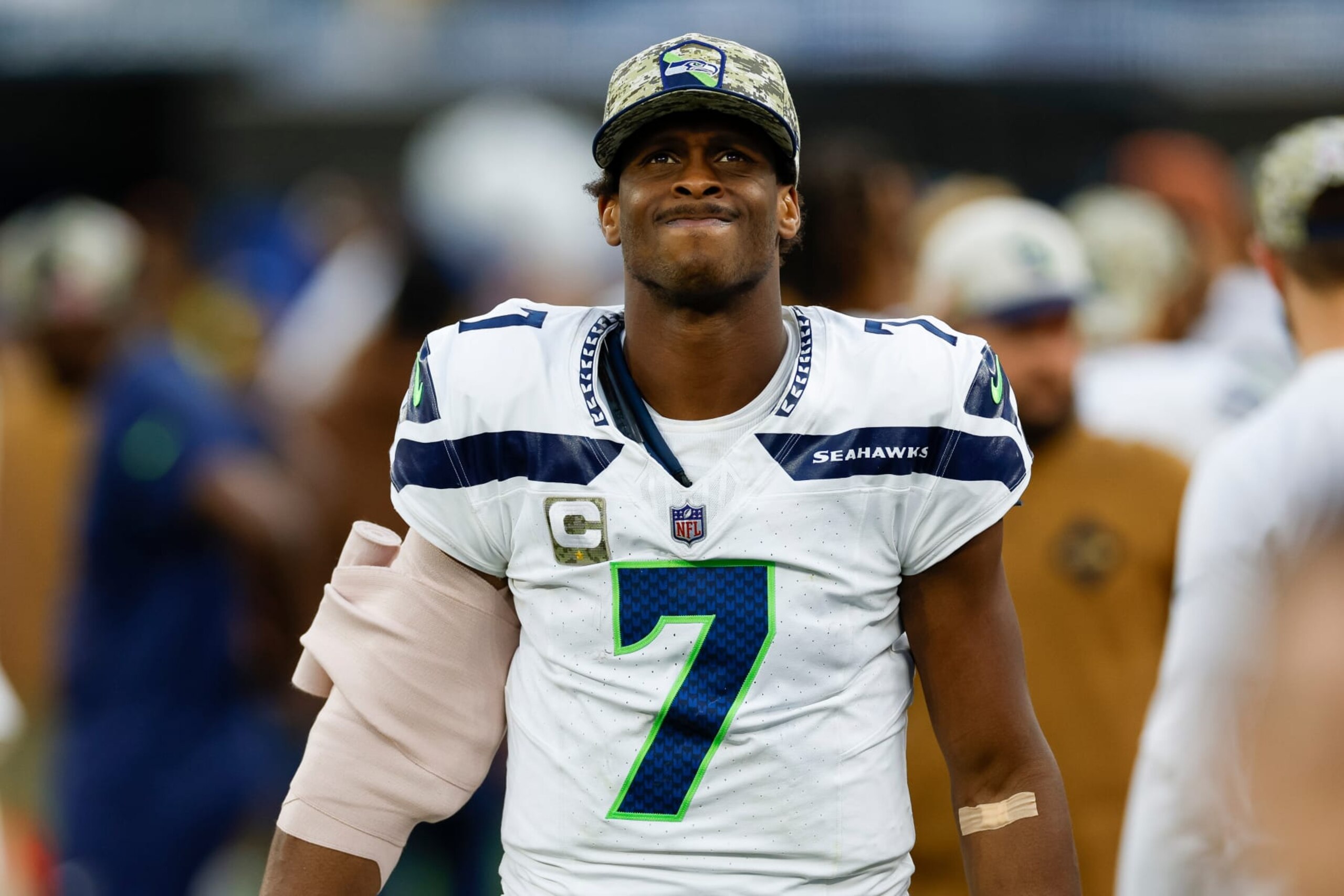 INGLEWOOD, CA - NOVEMBER 19: Seattle Seahawks quarterback Geno Smith (7) walks on the sideline with an injury during an NFL regular season game between the Seattle Seahawks and the Los Angeles Rams on November 19, 2023, at SoFi Stadium in Inglewood, CA. (Photo by Brandon Sloter/Icon Sportswire via Getty Images)