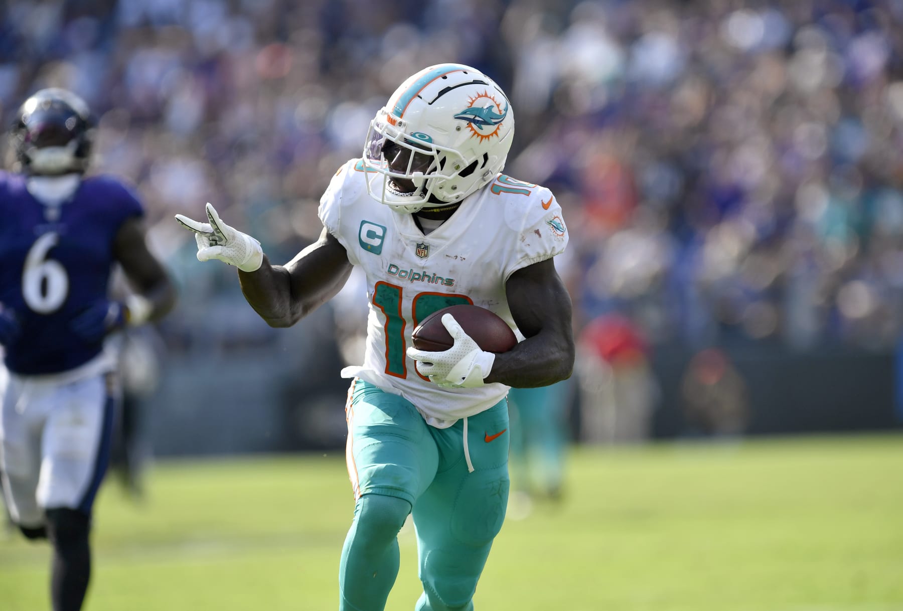 BALTIMORE, MD - SEPTEMBER 18: Miami Dolphins wide receiver Tyreek Hill (10) throws up a peace sign of two fingers after making a catch before running the rest of the way into the end zone for a touchdown during the Miami Dolphins versus Baltimore Ravens NFL game at M&T Bank Stadium on September 18, 2022 in Baltimore, MD (Photo by Randy Litzinger/Icon Sportswire via Getty Images)