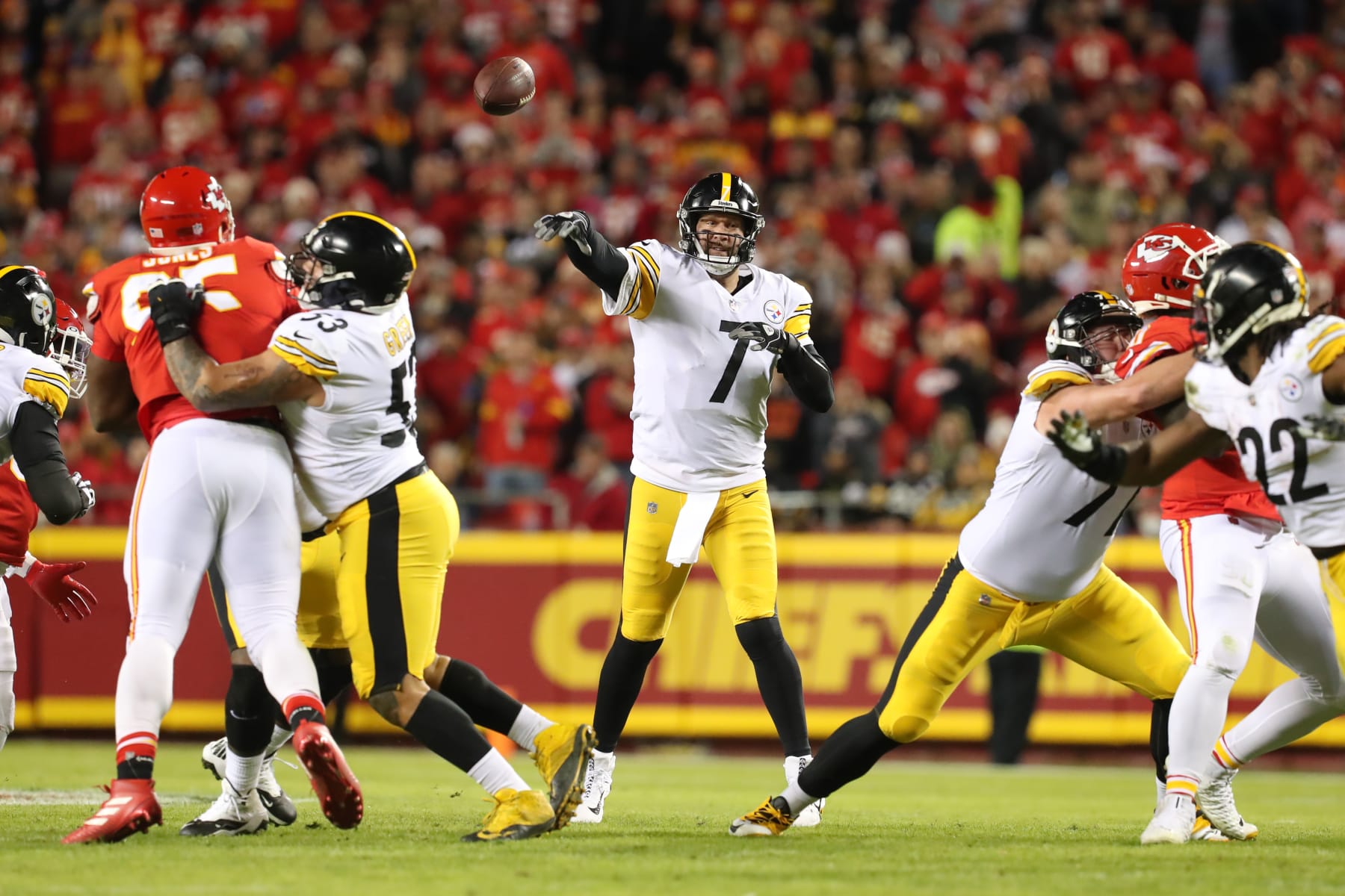KANSAS CITY, MO - DECEMBER 26: Pittsburgh Steelers quarterback Ben Roethlisberger (7) throws a pass from the pocket in the third quarter of an NFL game between the Pittsburgh Steelers and Kansas City Chiefs on Dec 26, 2021 at GEHA Field at Arrowhead Stadium in Kansas City, MO. (Photo by Scott Winters/Icon Sportswire via Getty Images)