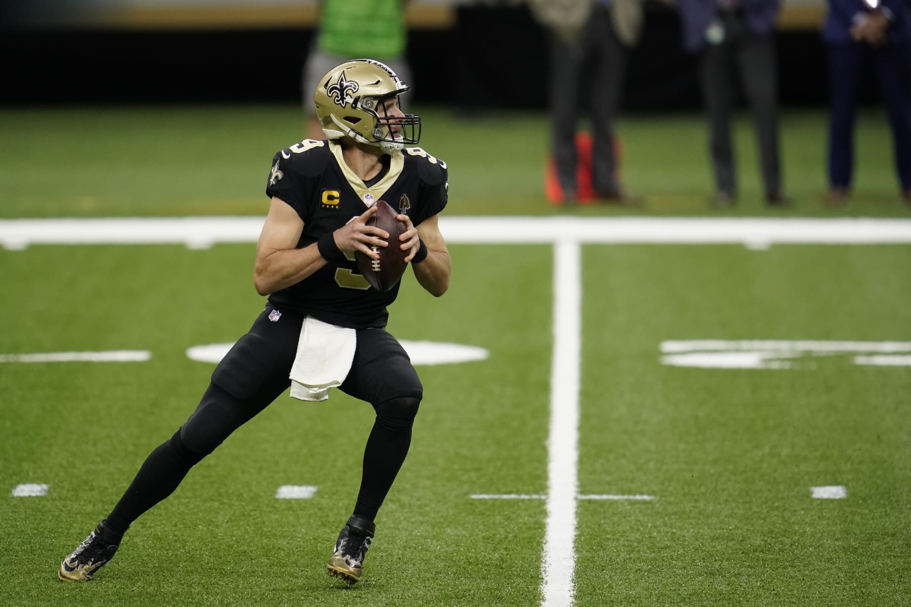 NEW ORLEANS, LOUISIANA - NOVEMBER 15: Drew Brees #9 of the New Orleans Saints drops back to pass during an NFL game against the San Francisco 49ers at Mercedes-Benz Superdome on November 15, 2020 in New Orleans, Louisiana. (Photo by Cooper Neill/Getty Images)