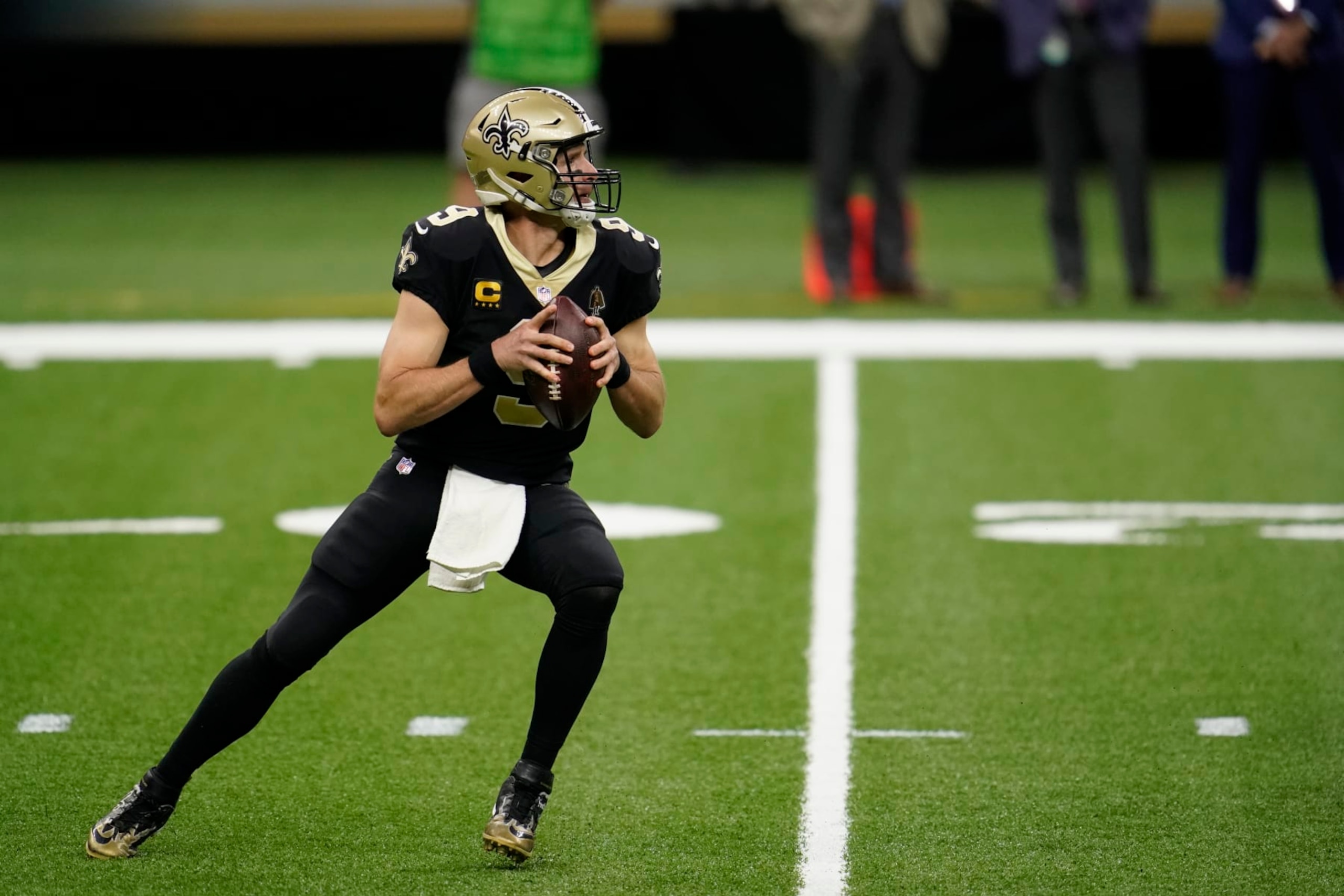 NEW ORLEANS, LOUISIANA - NOVEMBER 15: Drew Brees #9 of the New Orleans Saints drops back to pass during an NFL game against the San Francisco 49ers at Mercedes-Benz Superdome on November 15, 2020 in New Orleans, Louisiana. (Photo by Cooper Neill/Getty Images)