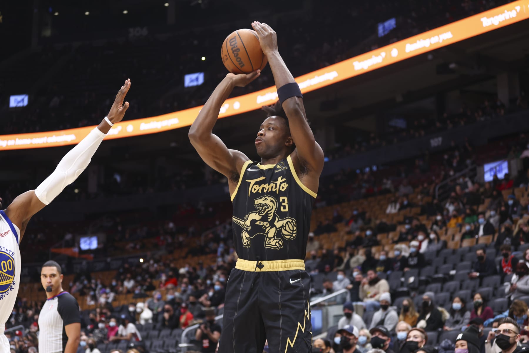TORONTO, CANADA - DECEMBER 18: OG Anunoby #3 of the Toronto Raptors shoots the ball during the game against the Golden State Warriors on December 18, 2021 at the Scotiabank Arena in Toronto, Ontario, Canada.  NOTE TO USER: User expressly acknowledges and agrees that, by downloading and or using this Photograph, user is consenting to the terms and conditions of the Getty Images License Agreement.  Mandatory Copyright Notice: Copyright 2021 NBAE (Photo by Vaughn Ridley/NBAE via Getty Images)
