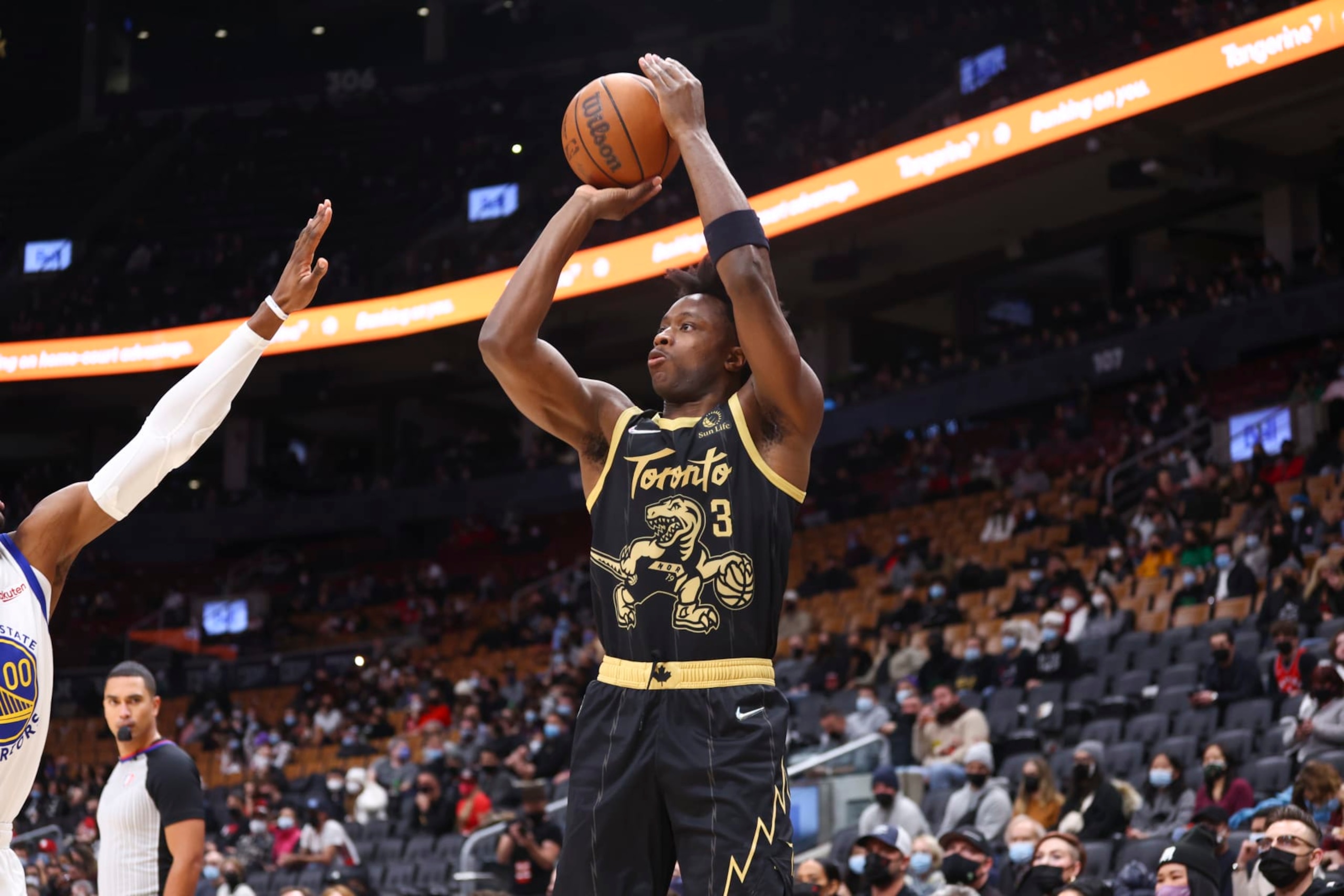 TORONTO, CANADA - DECEMBER 18: OG Anunoby #3 of the Toronto Raptors shoots the ball during the game against the Golden State Warriors on December 18, 2021 at the Scotiabank Arena in Toronto, Ontario, Canada.  NOTE TO USER: User expressly acknowledges and agrees that, by downloading and or using this Photograph, user is consenting to the terms and conditions of the Getty Images License Agreement.  Mandatory Copyright Notice: Copyright 2021 NBAE (Photo by Vaughn Ridley/NBAE via Getty Images)