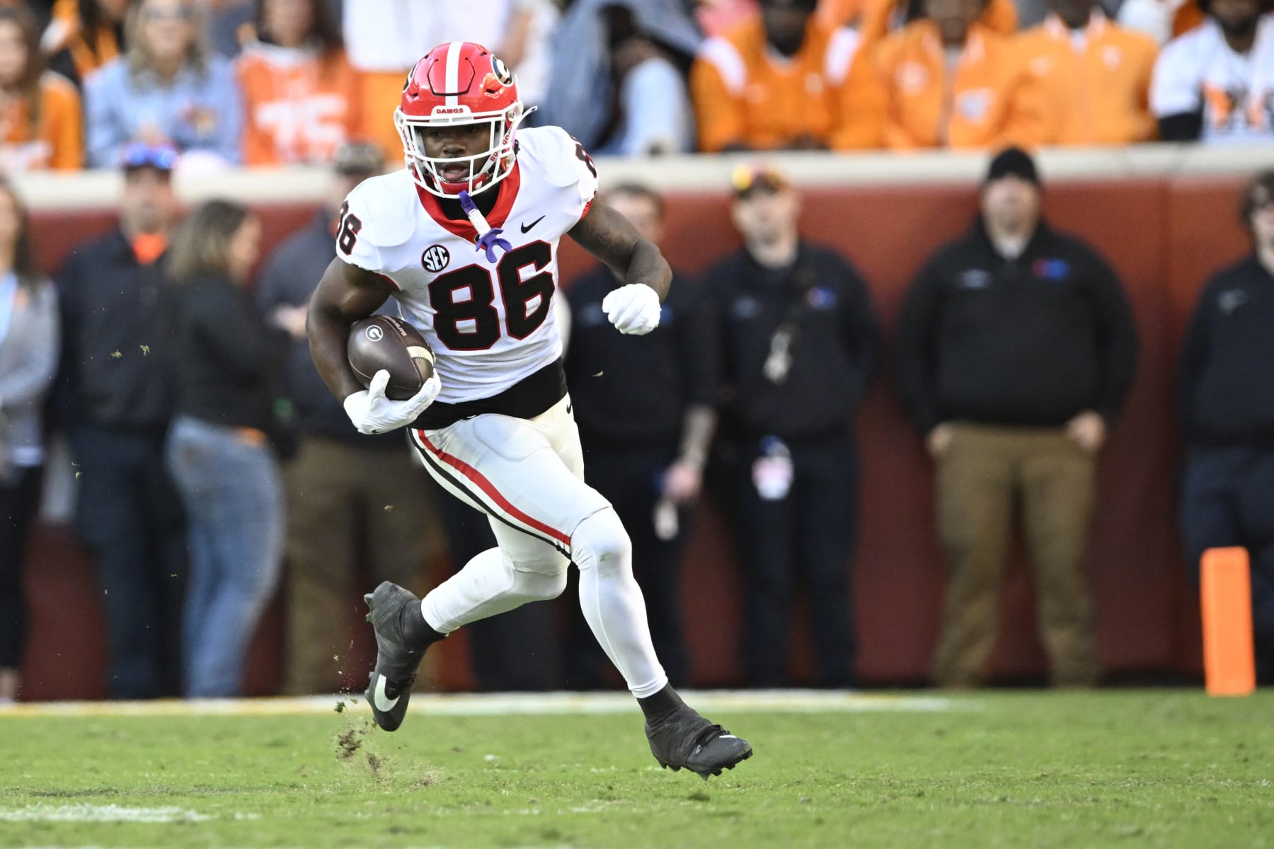 KNOXVILLE, TENNESSEE - NOVEMBER 18: Dillon Bell #86 of the Georgia Bulldogs runs the ball against the Tennessee Volunteers in the second quarter at Neyland Stadium on November 18, 2023 in Knoxville, Tennessee. (Photo by Eakin Howard/Getty Images)