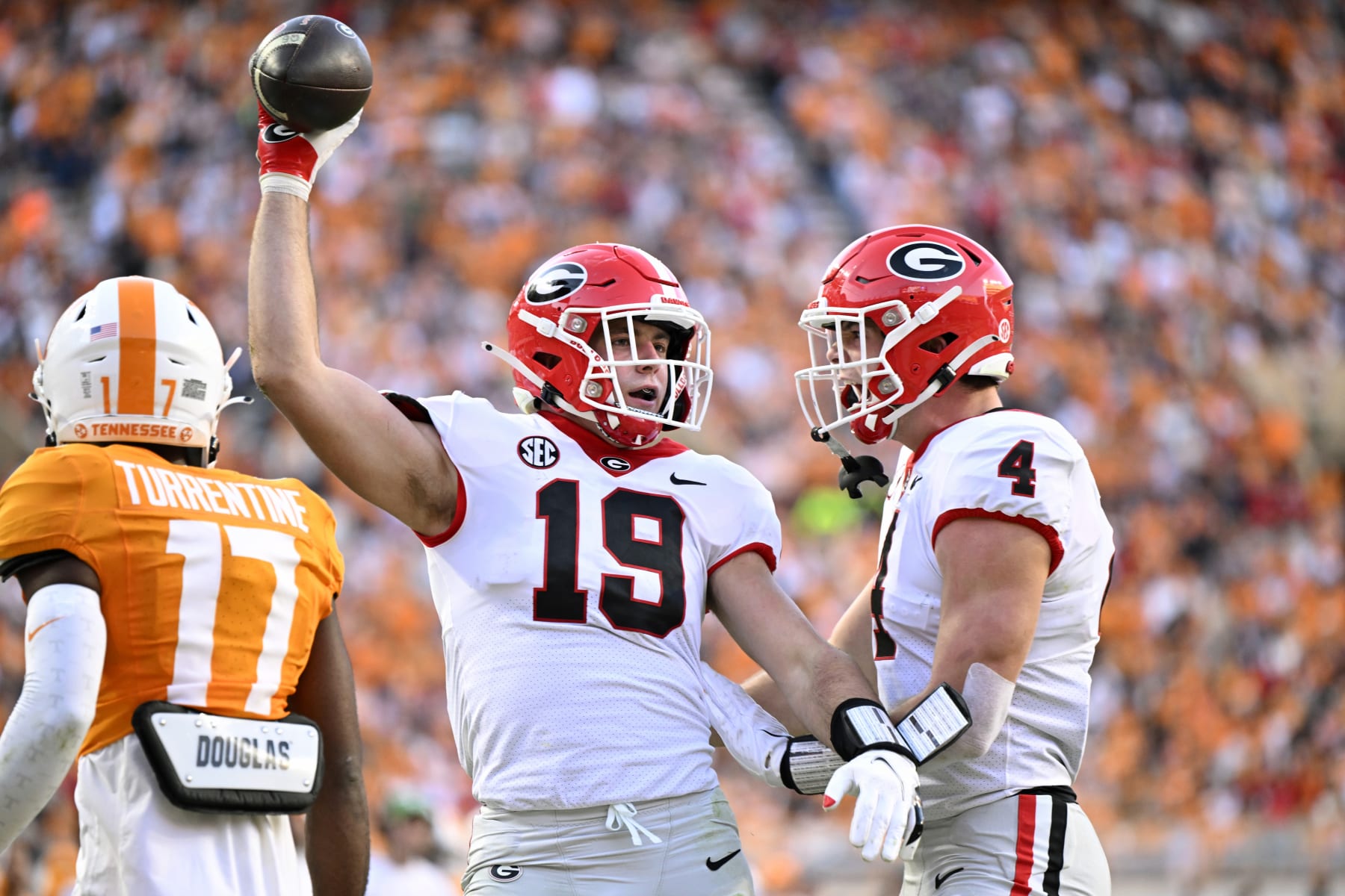 KNOXVILLE, TENNESSEE - NOVEMBER 18: Brock Bowers #19 of the Georgia Bulldogs celebrates a touchdown against the Tennessee Volunteers in the second quarter at Neyland Stadium on November 18, 2023 in Knoxville, Tennessee. (Photo by Eakin Howard/Getty Images)
