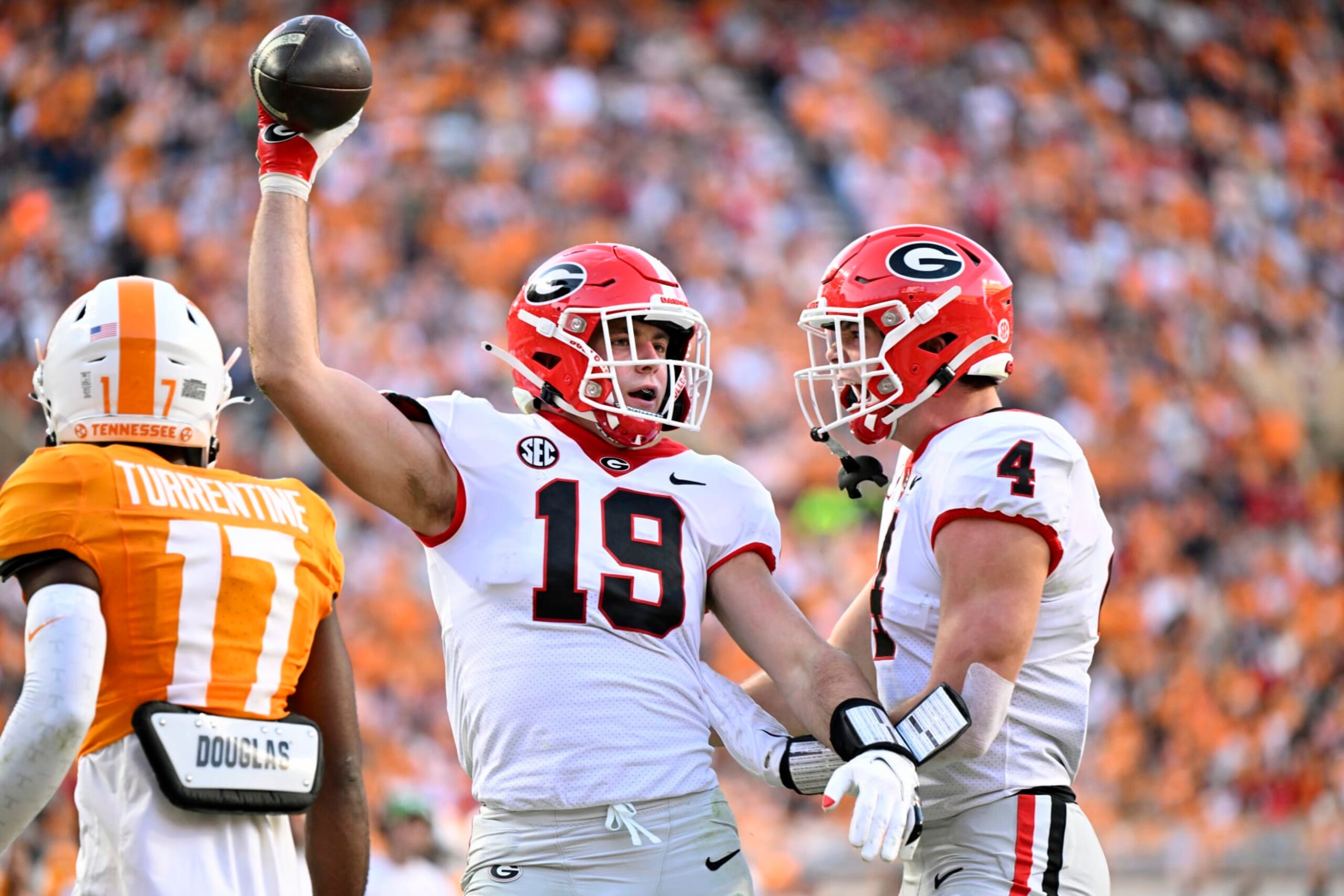 KNOXVILLE, TENNESSEE - NOVEMBER 18: Brock Bowers #19 of the Georgia Bulldogs celebrates a touchdown against the Tennessee Volunteers in the second quarter at Neyland Stadium on November 18, 2023 in Knoxville, Tennessee. (Photo by Eakin Howard/Getty Images)