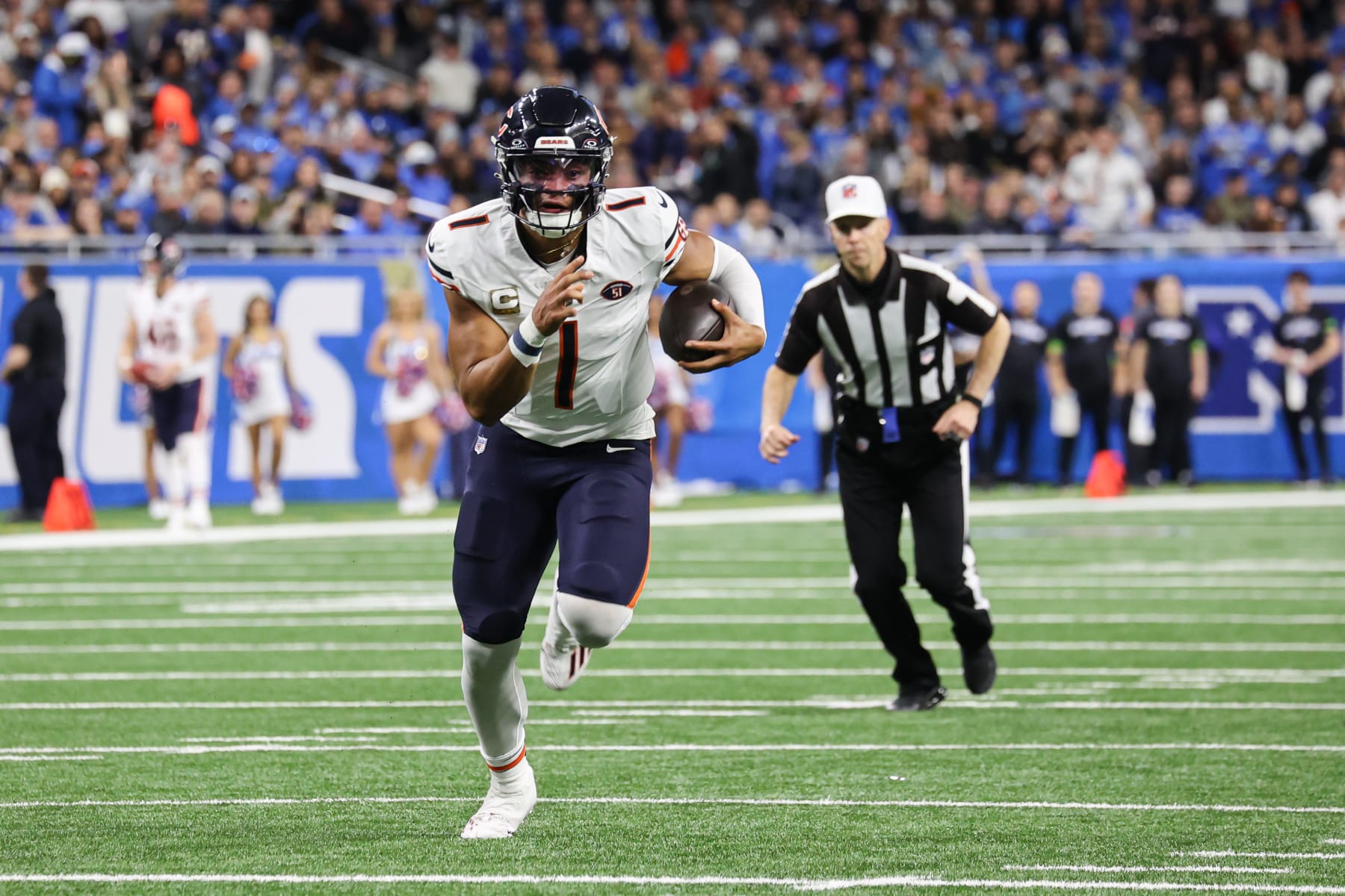 DETROIT, MI - NOVEMBER 19:  Chicago Bears quarterback Justin Fields (1) runs with the ball during an NFL football game between the Chicago Bears and the Detroit Lions on November 19, 2023 at Ford Field in Detroit, Michigan.  (Photo by Scott W. Grau/Icon Sportswire via Getty Images)