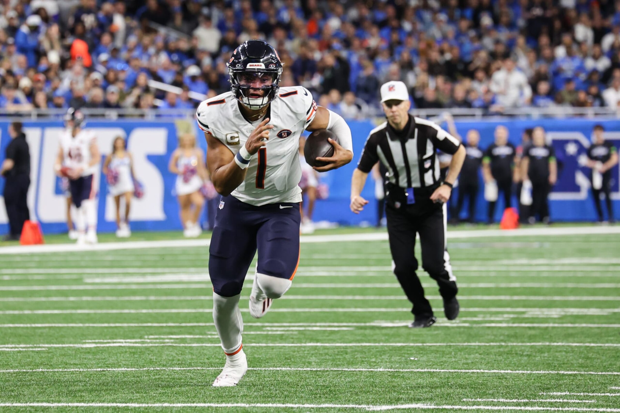 DETROIT, MI - NOVEMBER 19: Chicago Bears quarterback Justin Fields (1) runs with the ball during an NFL football game between the Chicago Bears and the Detroit Lions on November 19, 2023 at Ford Field in Detroit, Michigan. (Photo by Scott W. Grau/Icon Sportswire via Getty Images) DETROIT, MI - NOVEMBER 19: Chicago Bears quarterback Justin Fields (1) runs with the ball during an NFL football game between the Chicago Bears and the Detroit Lions on November 19, 2023 at Ford Field in Detroit, Michigan. (Photo by Scott W. Grau/Icon Sportswire via Getty Images)