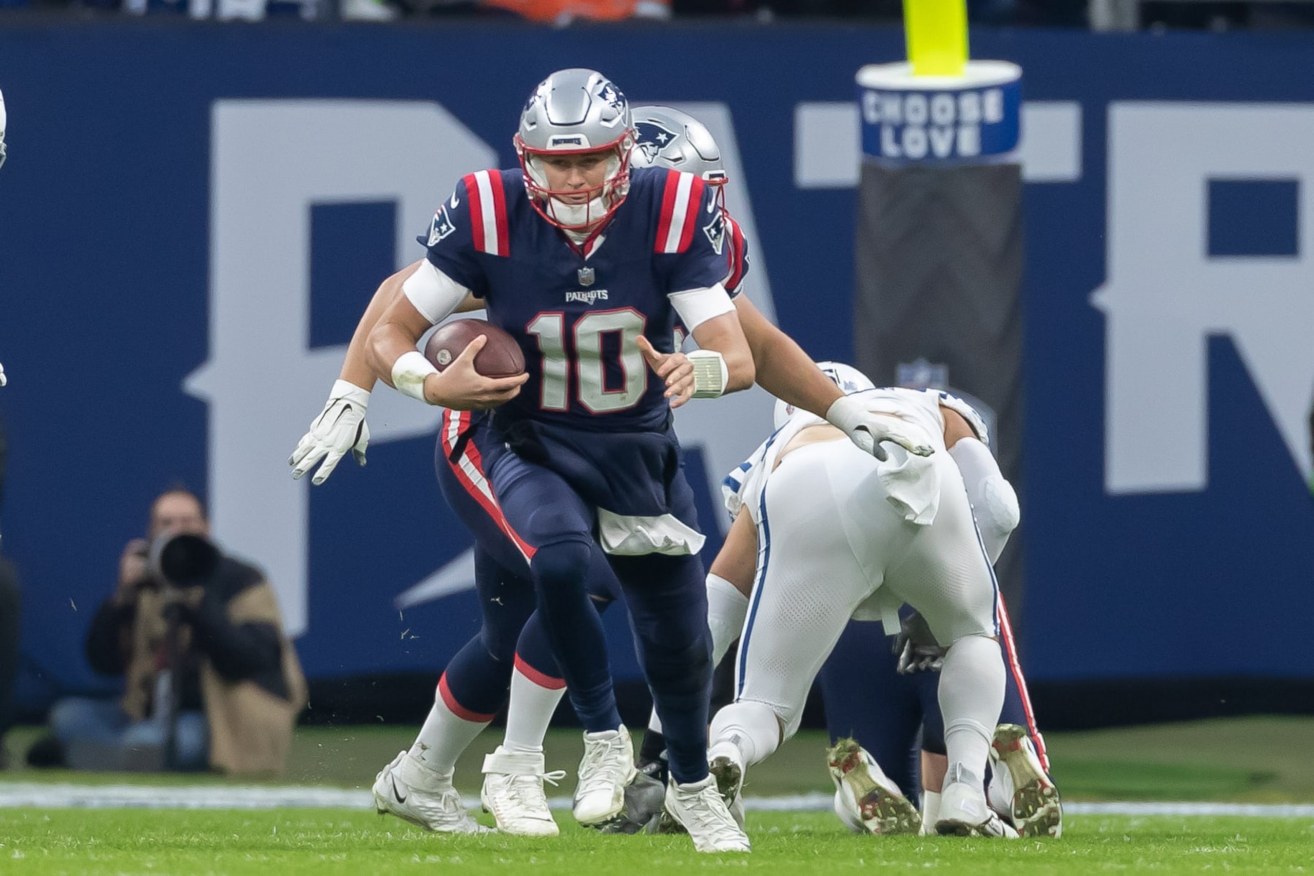 FRANKFURT AM MAIN, GERMANY - NOVEMBER 12: Mac Jones of New England Patriots controls the ball during the NFL match between Indianapolis Colts and New England Patriots at Deutsche Bank Park on November 12, 2023 in Frankfurt am Main, Germany. (Photo by Mario Hommes/DeFodi Images via Getty Images) FRANKFURT AM MAIN, GERMANY - NOVEMBER 12: Mac Jones of New England Patriots controls the ball during the NFL match between Indianapolis Colts and New England Patriots at Deutsche Bank Park on November 12, 2023 in Frankfurt am Main, Germany. (Photo by Mario Hommes/DeFodi Images via Getty Images)