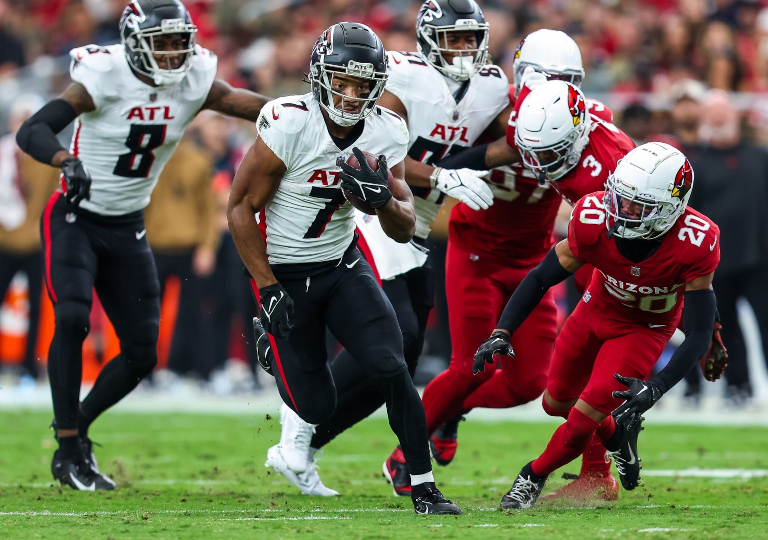 GLENDALE, ARIZONA - NOVEMBER 12: Bijan Robinson #7 of the Atlanta Falcons runs the ball during the first quarter against the Arizona Cardinals at State Farm Stadium on November 12, 2023 in Glendale, Arizona. (Photo by Mike Christy/Getty Images)
