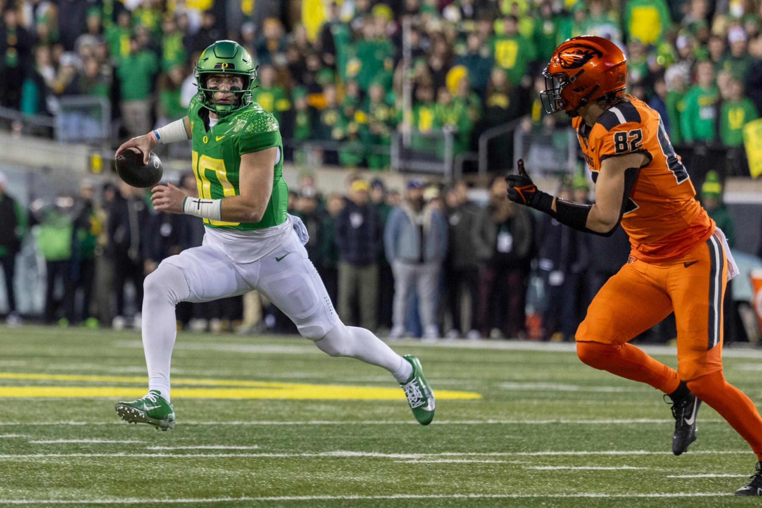 EUGENE, OREGON - NOVEMBER 24: Quarterback Bo Nix #10 of the Oregon Ducks passes the ball during the first half against the Oregon State Beavers at Autzen Stadium on November 24, 2023 in Eugene, Oregon. (Photo by Tom Hauck/Getty Images)