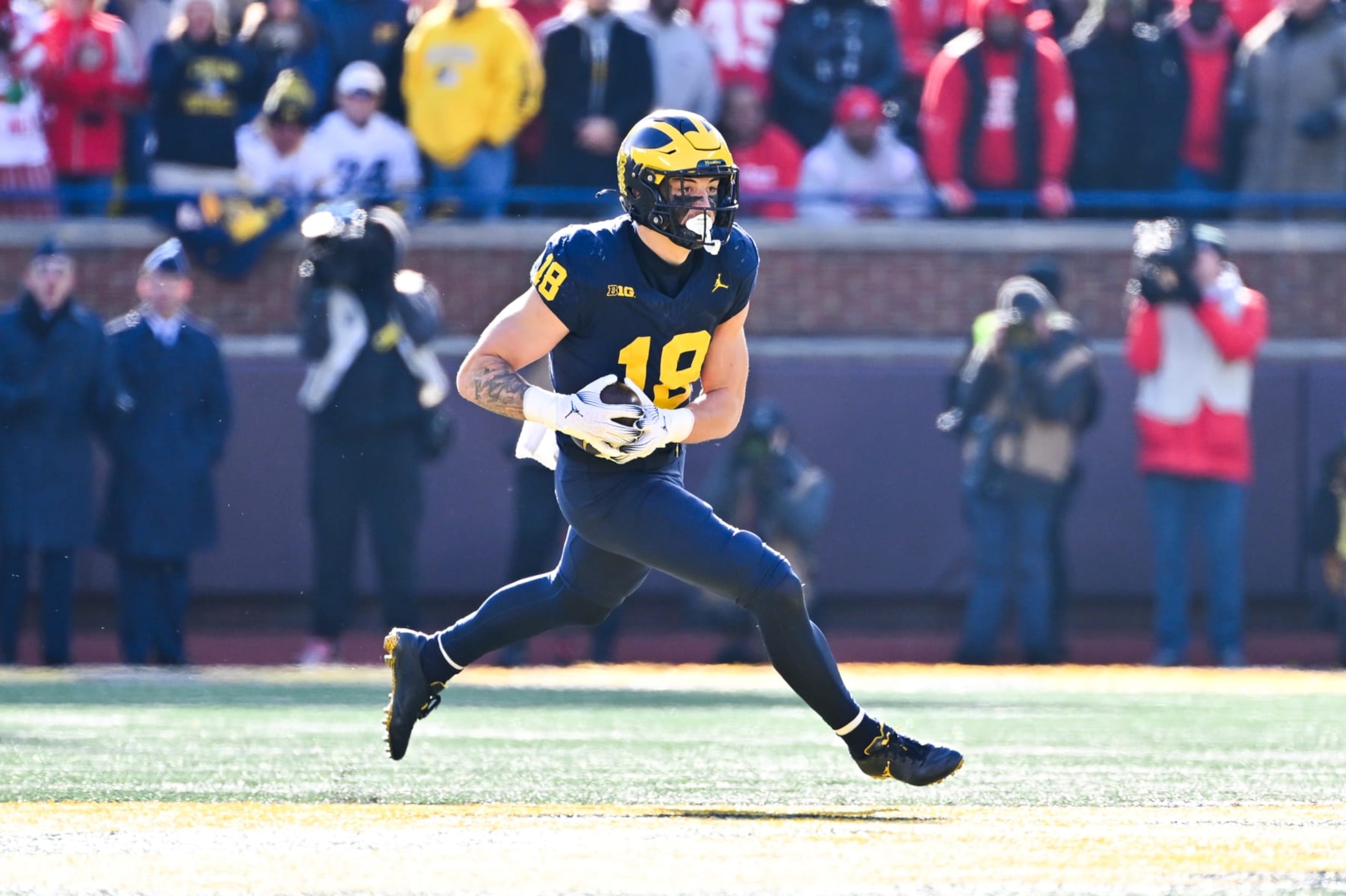ANN ARBOR, MI - NOVEMBER 25: Michigan Wolverines tight end Colston Loveland (18) makes a catch for a first down during the Michigan Wolverines versus the Ohio State Buckeyes on Saturday November 25, 2023 at Michigan Stadium in Ann Arbor, MI. (Photo by Steven King/Icon Sportswire via Getty Images)
