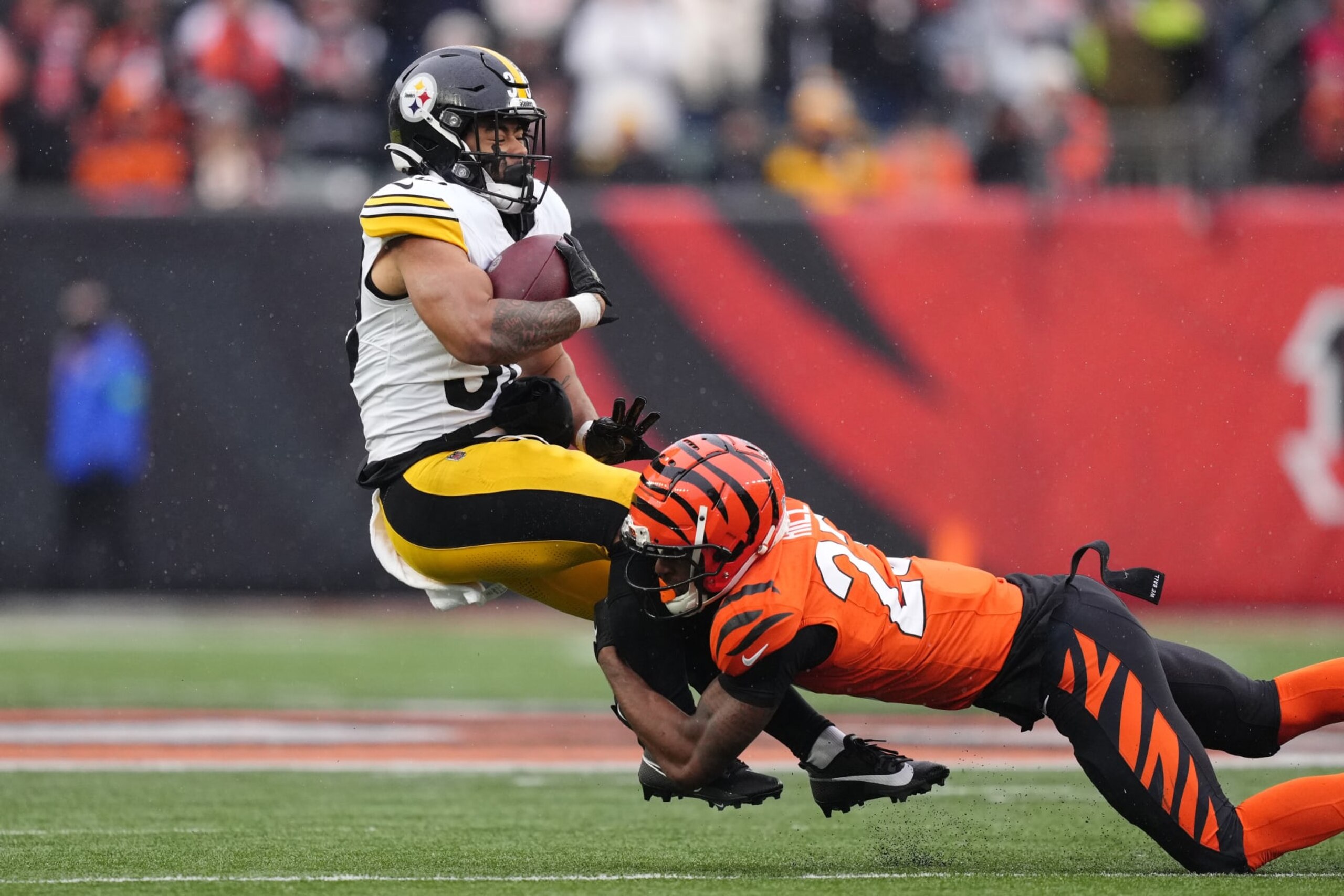 Steelers RB Jaylen Warren is tackled by Bengals DB Dax Hill