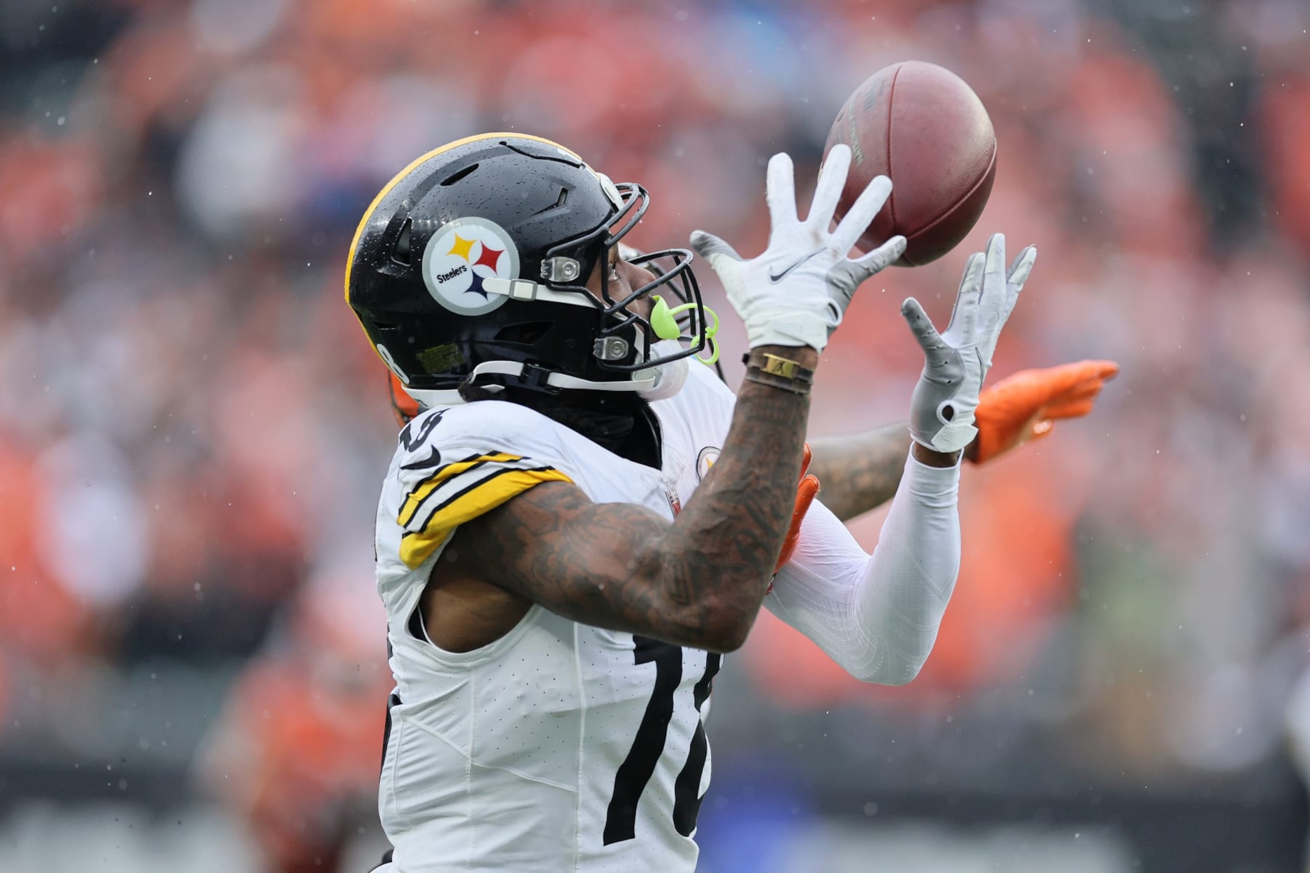 CINCINNATI, OHIO - NOVEMBER 26: Diontae Johnson #18 of the Pittsburgh Steelers catches a pass during the first half of a game against the Cincinnati Bengals at Paycor Stadium on November 26, 2023 in Cincinnati, Ohio. (Photo by Andy Lyons/Getty Images)