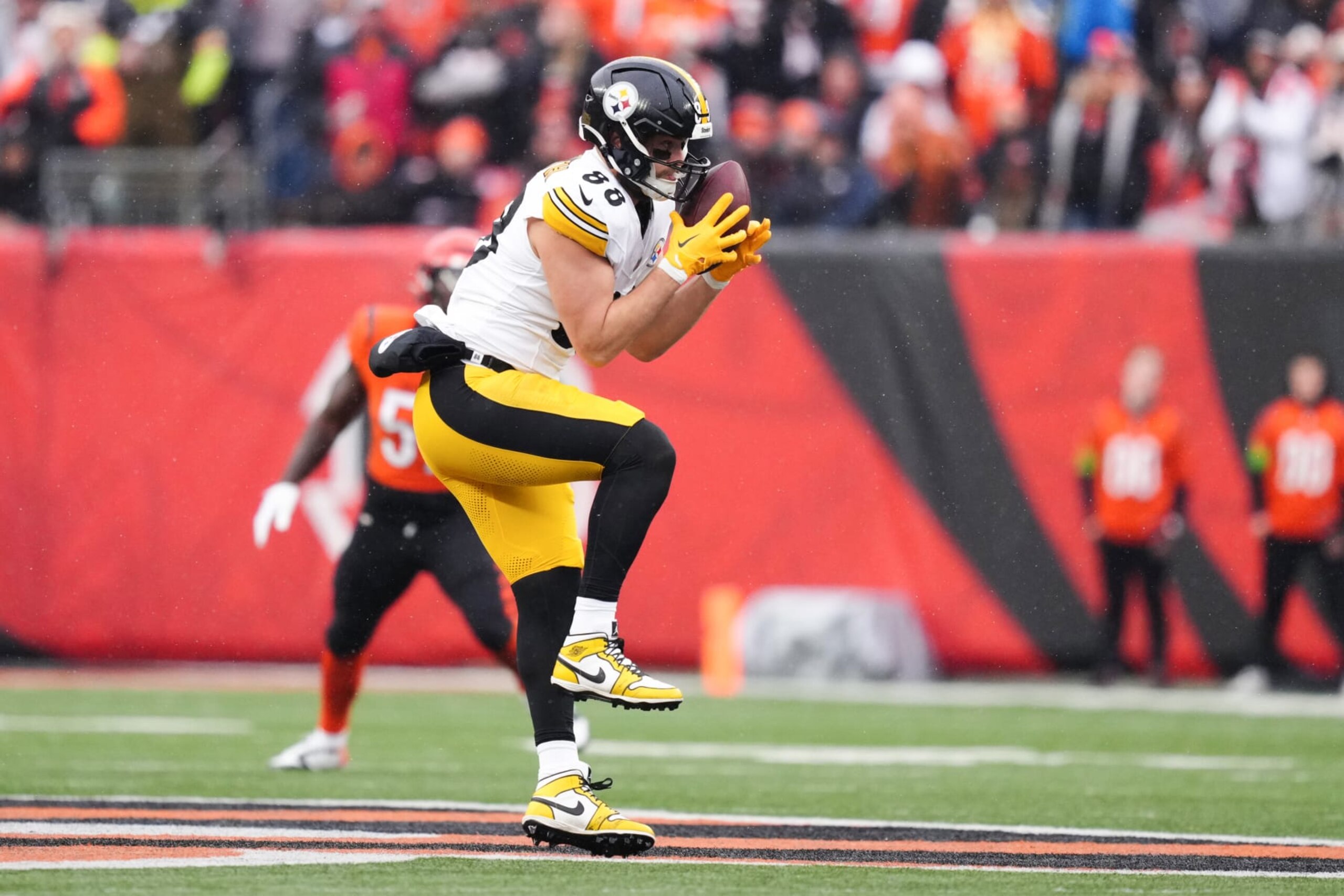 CINCINNATI, OHIO - NOVEMBER 26: Pat Freiermuth #88 of the Pittsburgh Steelers catches a pass during the first quarter of a game against the Cincinnati Bengals at Paycor Stadium on November 26, 2023 in Cincinnati, Ohio. (Photo by Dylan Buell/Getty Images)