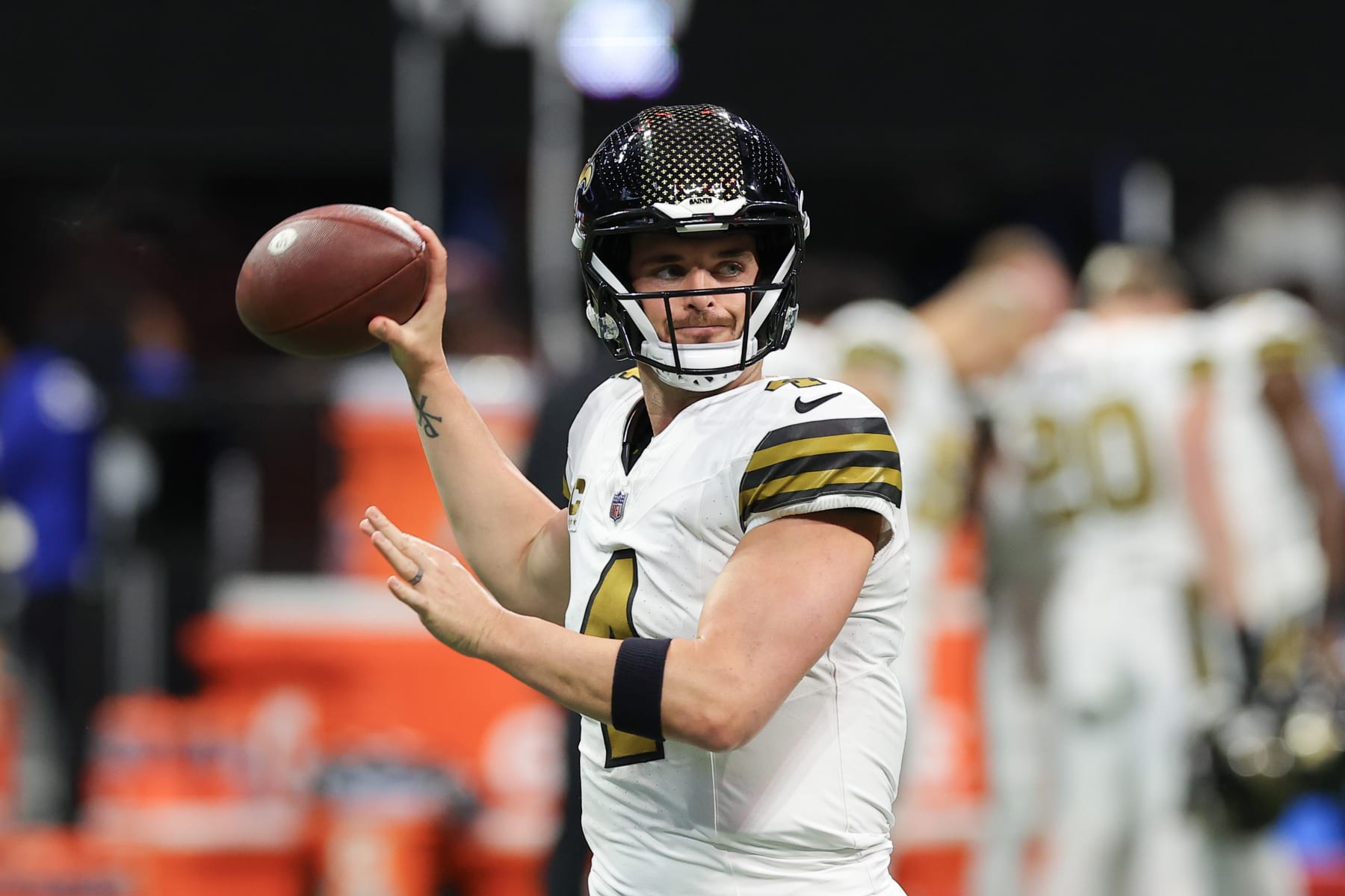 ATLANTA, GEORGIA - NOVEMBER 26: Derek Carr #4 of the New Orleans Saints warms up before the game against the Atlanta Falcons at Mercedes-Benz Stadium on November 26, 2023 in Atlanta, Georgia. (Photo by Kevin C. Cox/Getty Images)
