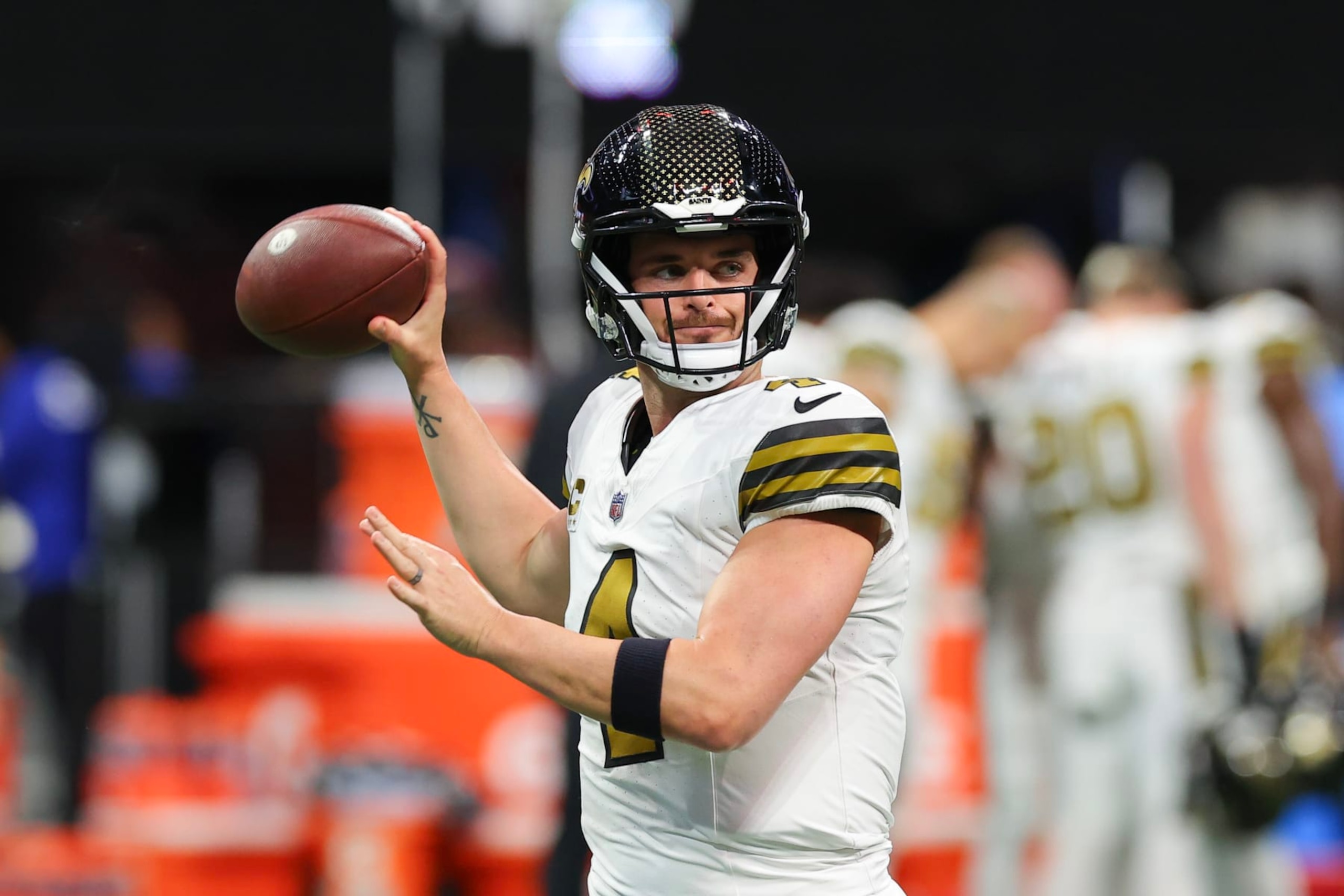 ATLANTA, GEORGIA - NOVEMBER 26: Derek Carr #4 of the New Orleans Saints warms up before the game against the Atlanta Falcons at Mercedes-Benz Stadium on November 26, 2023 in Atlanta, Georgia. (Photo by Kevin C. Cox/Getty Images)