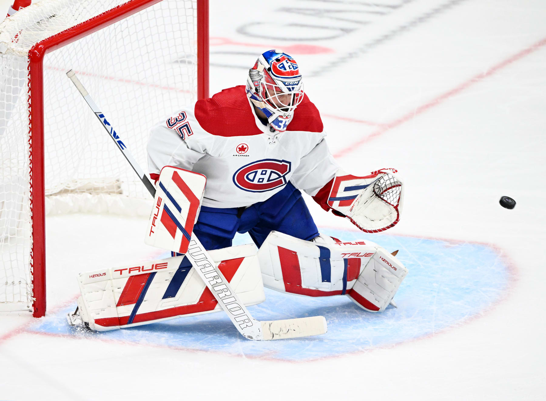 ANAHEIM, CA - NOVEMBER 22: Montreal Canadiens goalie Sam Montembeault (35) in front of a shot during an NHL hockey game against the Anaheim Ducks played on November 22, 2023 at the Honda Center in Anaheim, CA. (Photo by John Cordes/Icon Sportswire via Getty Images)