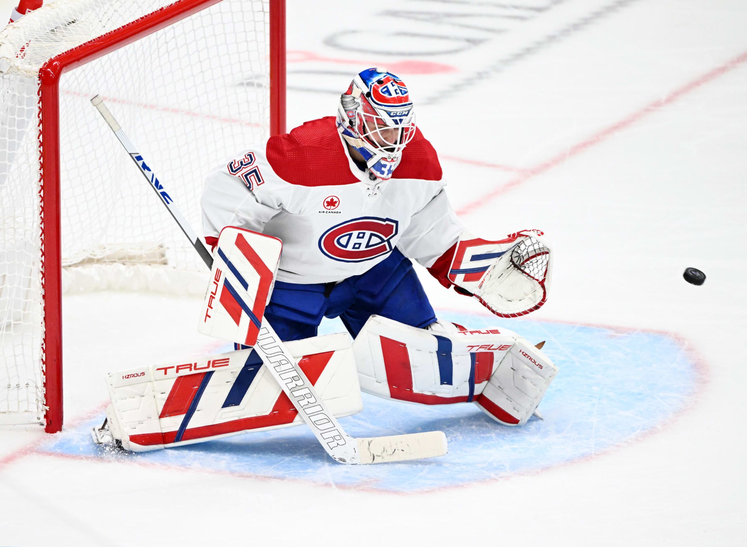 ANAHEIM, CA - NOVEMBER 22: Montreal Canadiens goalie Sam Montembeault (35) in front of a shot during an NHL hockey game against the Anaheim Ducks played on November 22, 2023 at the Honda Center in Anaheim, CA. (Photo by John Cordes/Icon Sportswire via Getty Images)