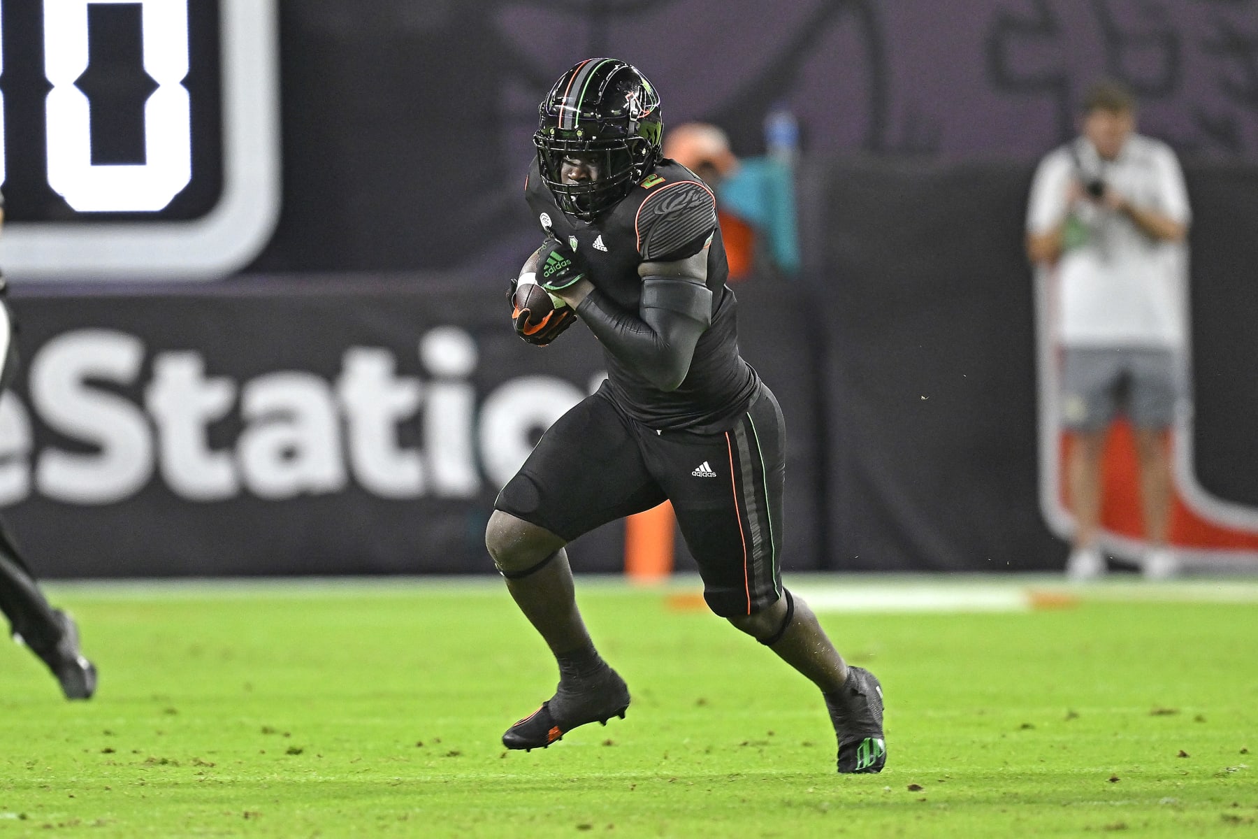 MIAMI GARDENS, FL - OCTOBER 07:  Miami running back Donald Chaney, Jr. (2) carries the ball in the second quarter as the Miami Hurricanes faced the Georgia Tech Yellow Jackets on October 7, 2023, at Hard Rock Stadium in Miami Gardens, Florida. (Photo by Samuel Lewis/Icon Sportswire via Getty Images)