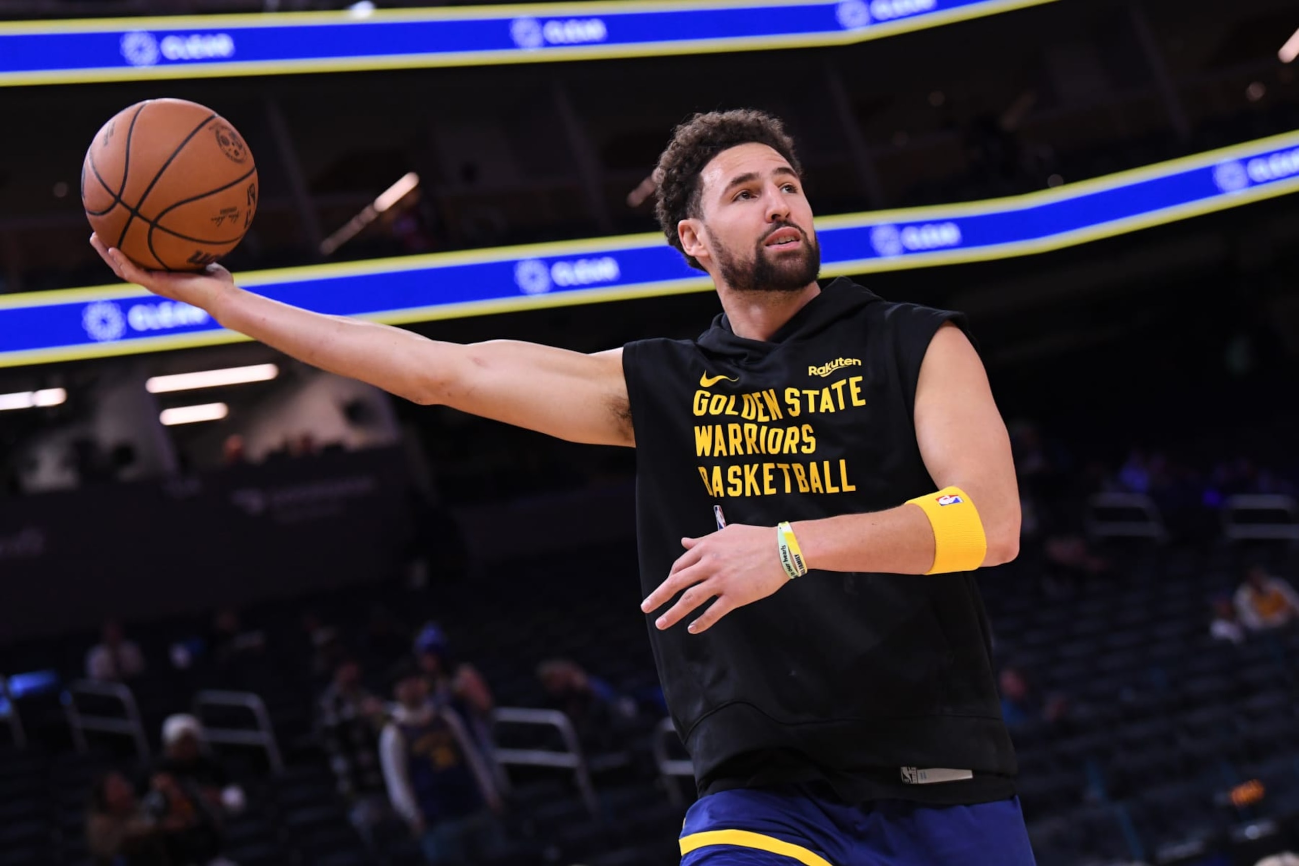 SAN FRANCISCO, CA - NOVEMBER 18: Klay Thompson #11 of the Golden State Warriors warms up before the game against the Oklahoma City Thunder on November 18, 2023 at Chase Center in San Francisco, California. NOTE TO USER: User expressly acknowledges and agrees that, by downloading and or using this photograph, user is consenting to the terms and conditions of Getty Images License Agreement. Mandatory Copyright Notice: Copyright 2023 NBAE (Photo by Noah Graham/NBAE via Getty Images)