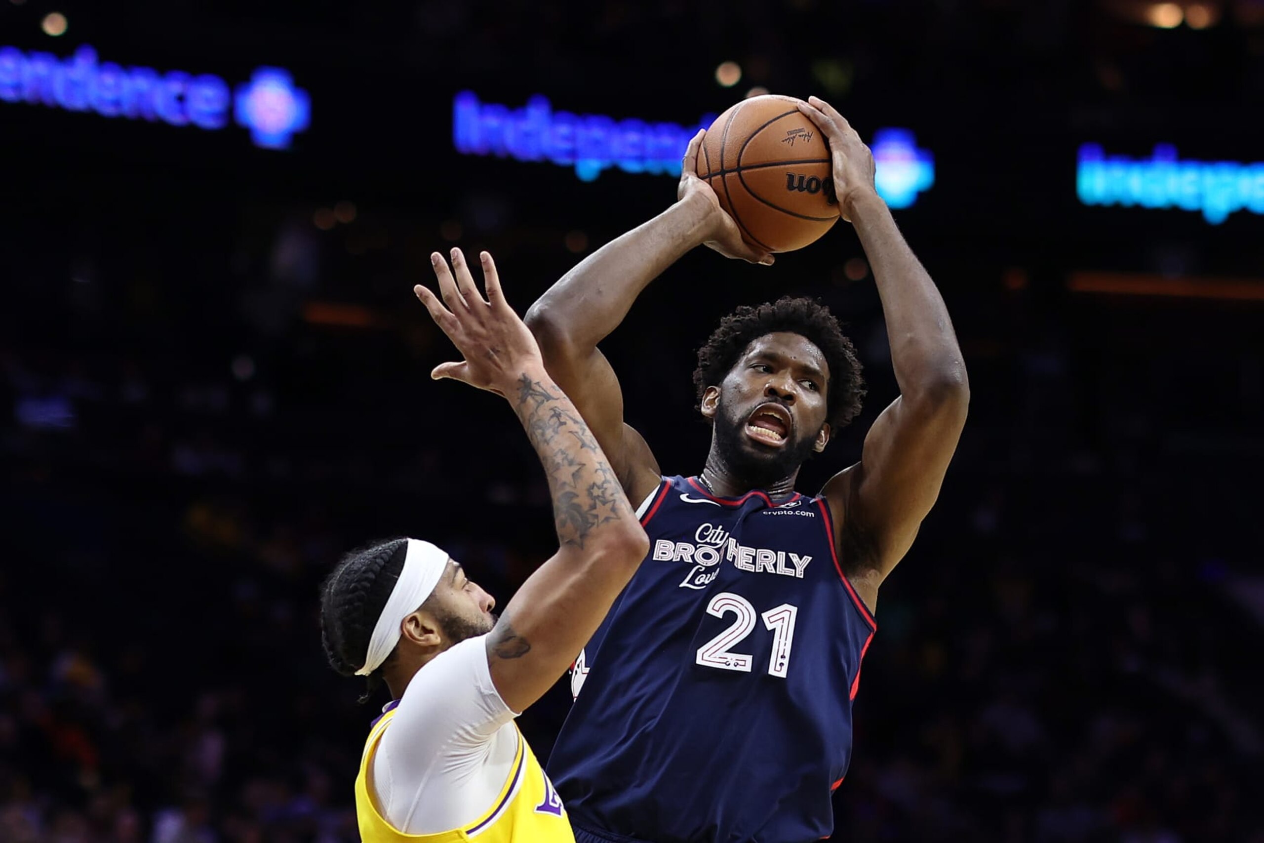 PHILADELPHIA, PENNSYLVANIA - NOVEMBER 27: Joel Embiid #21 of the Philadelphia 76ers is guarded by Anthony Davis #3 of the Los Angeles Lakers during the first quarterat the Wells Fargo Center on November 27, 2023 in Philadelphia, Pennsylvania. NOTE TO USER: User expressly acknowledges and agrees that, by downloading and or using this photograph, User is consenting to the terms and conditions of the Getty Images License Agreement. (Photo by Tim Nwachukwu/Getty Images)