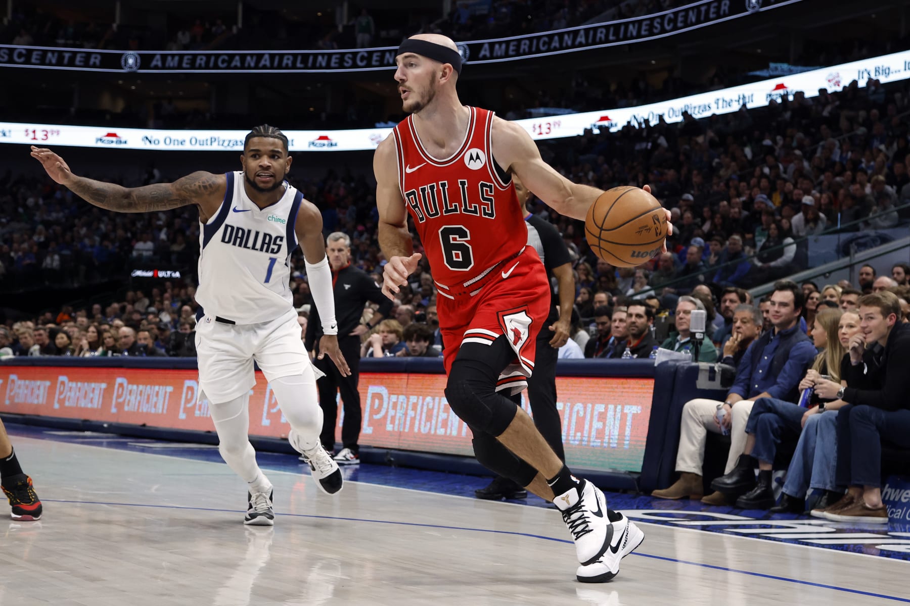 DALLAS, TEXAS - NOVEMBER 01: Alex Caruso #6 of the Chicago Bulls drives to the basket in the second half against the Dallas Mavericks at American Airlines Center on November 01, 2023 in Dallas, Texas. NOTE TO USER: User expressly acknowledges and agrees that, by downloading and or using this photograph, User is consenting to the terms and conditions of the Getty Images License Agreement. (Photo by Tim Heitman/Getty Images)
