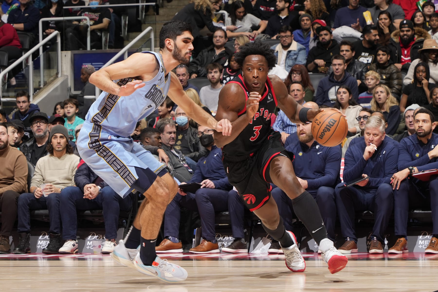 TORONTO, CANADA - DECEMBER 29: OG Anunoby #3 of the Toronto Raptors dribbles the ball during the game against the Memphis Grizzlies on December 29, 2022 at the Scotiabank Arena in Toronto, Ontario, Canada.  NOTE TO USER: User expressly acknowledges and agrees that, by downloading and or using this Photograph, user is consenting to the terms and conditions of the Getty Images License Agreement.  Mandatory Copyright Notice: Copyright 2022 NBAE (Photo by Mark Blinch/NBAE via Getty Images)