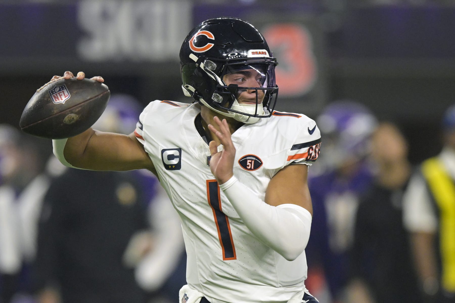 MINNEAPOLIS, MN - NOVEMBER 27: Chicago Bears quarterback Justin Fields (1) throws a pass during the first quarter of an NFL game between the Minnesota Vikings and Chicago Bears on November 27, 2023, at U.S. Bank Stadium in Minneapolis, MN. (Photo by Nick Wosika/Icon Sportswire via Getty Images)