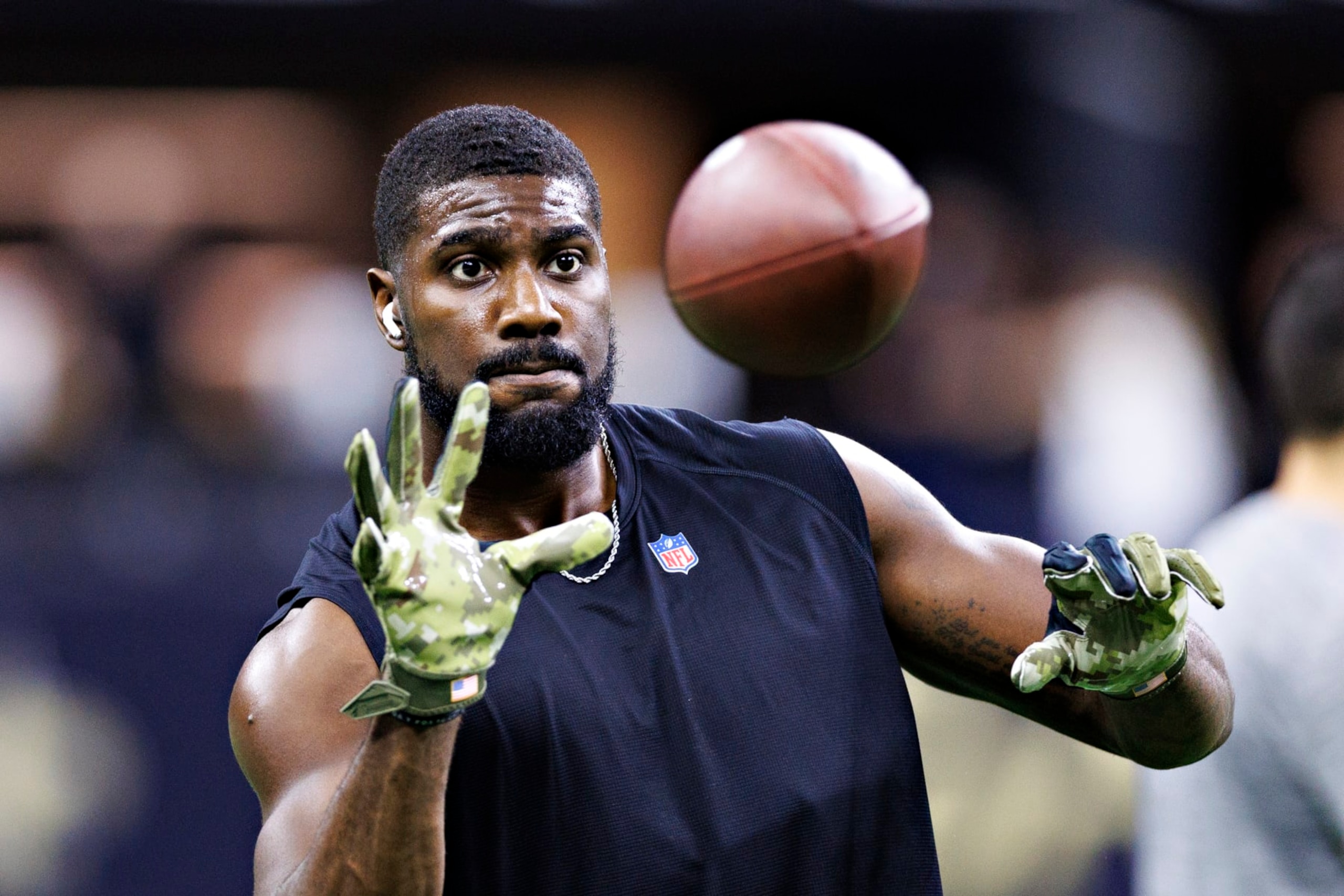 NEW ORLEANS, LOUISIANA - NOVEMBER 05:  Juwan Johnson #83 of the New Orleans Saints warms up before a game against the Chicago Bears at Caesars Superdome on November 5, 2023 in New Orleans, Louisiana. The Saints defeated the Bears 24-17. (Photo by Wesley Hitt/Getty Images)